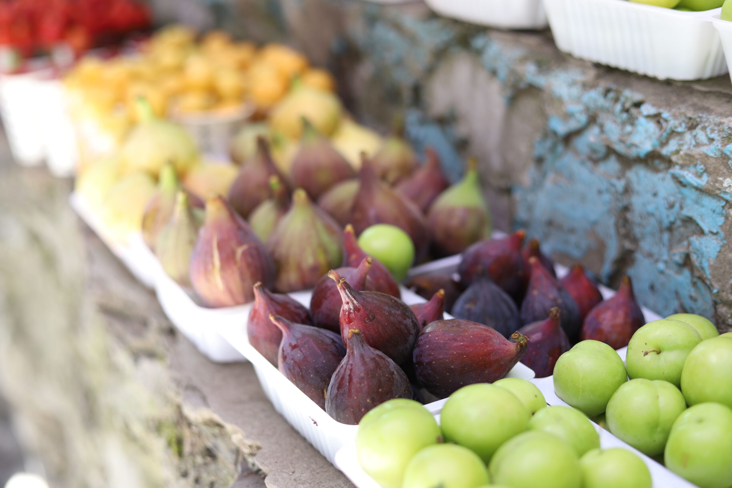 Fructele nu ar trebui spălate cu mult timp înainte de consum, deoarece umezeala rămasă pe coajă poate favoriza apariția mucegaiului. Foto: pexels.com