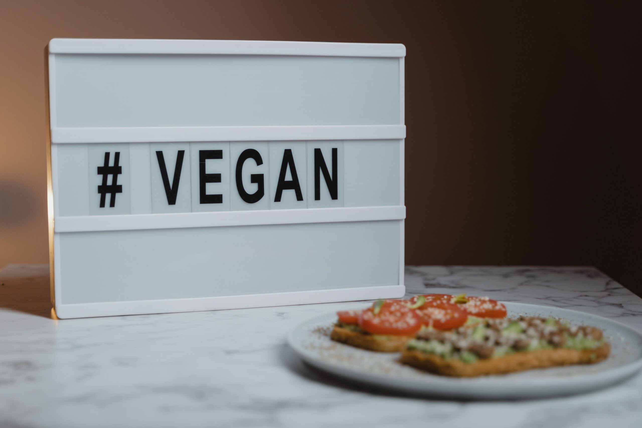 Carnea poate fi înlocuită în anumite preparate cu leguminoase, tofu sau alte surse de proteine vegetale. Foto: pexels.com