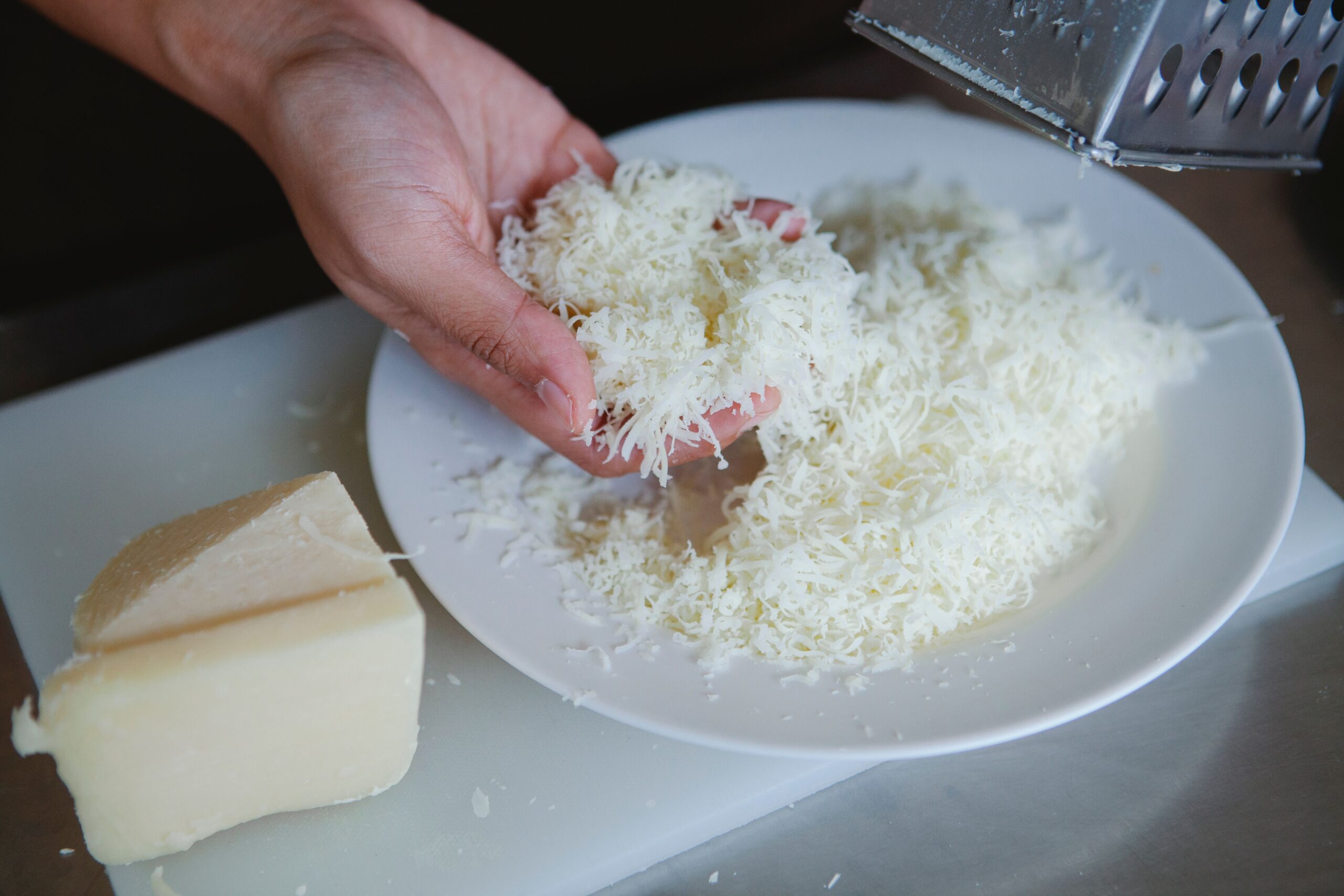 Multe sortimente de brânză rasă din comerț conțin substanțe antiaglomerante, precum celuloza, amidonul de cartofi sau amidonul de porumb. Foto: pexels.com