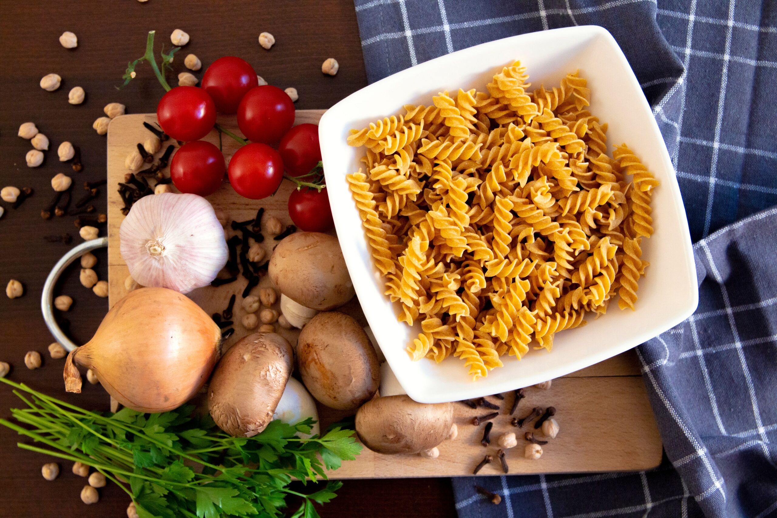 Năutul este o leguminoasă bogată în proteine și fibre, iar aceste caracteristici se regăsesc și în pastele produse din el. Foto: pexels.com