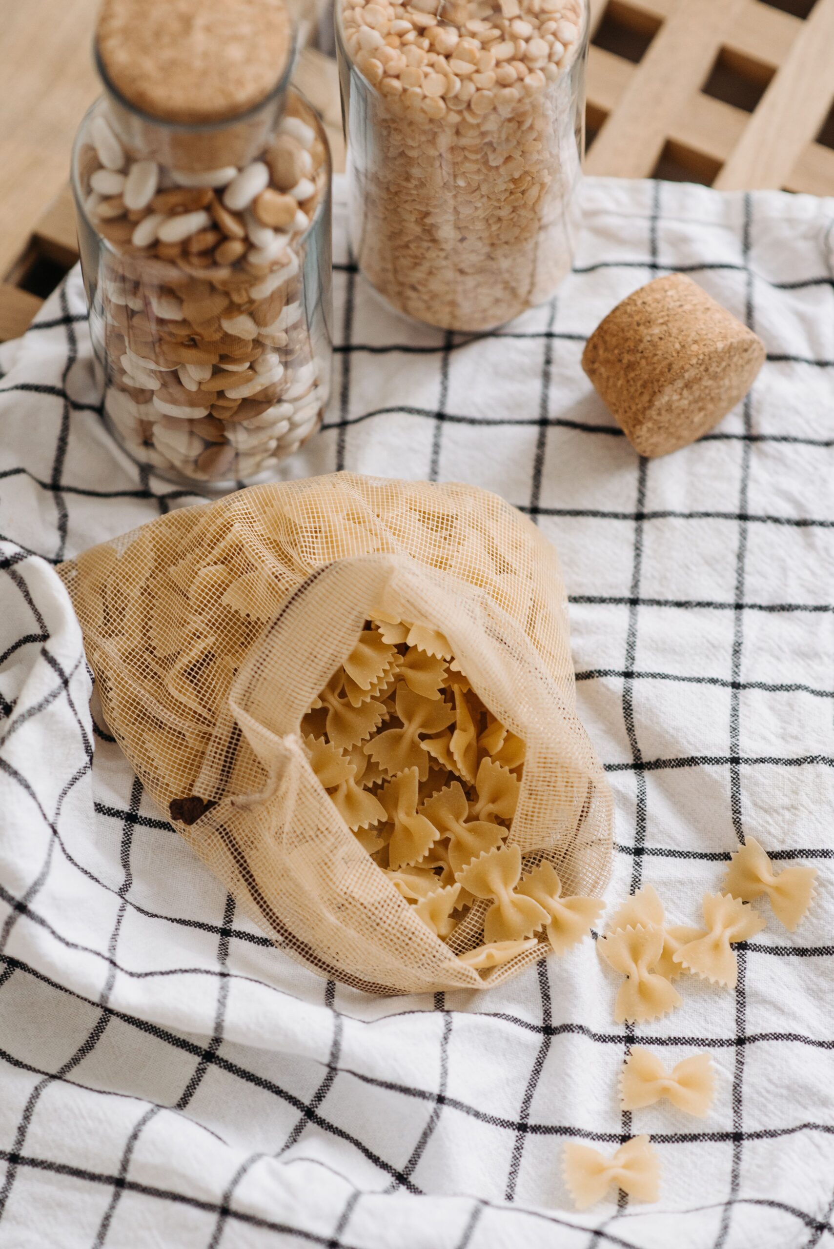 Variantele clasice, obținute din făină albă rafinată, sunt mai sărace în fibre și proteine decât pastele din năut sau cele din grâu integral. Foto: pexels.com