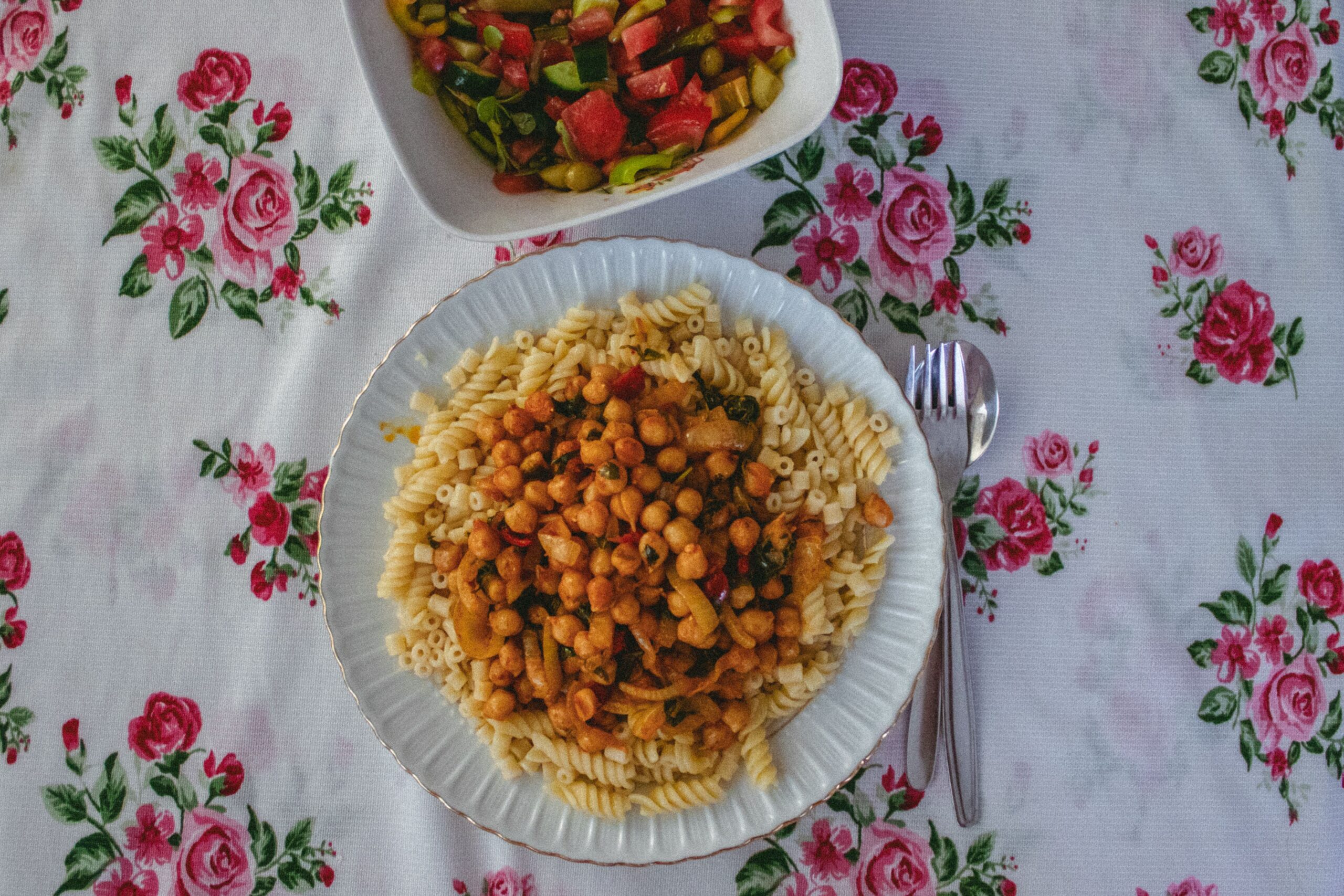 Pentru cine nu este pregătit să schimbe radical gustul pastelor obișnuite, cele din grâu integral pot fi un compromis foarte bun.  Foto: pexels.com