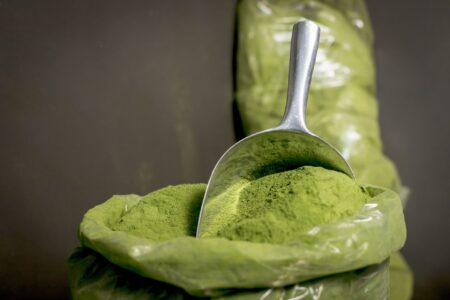 Pentru ce este bună pudra de chlorella? Beneficii și moduri simple de a o consuma