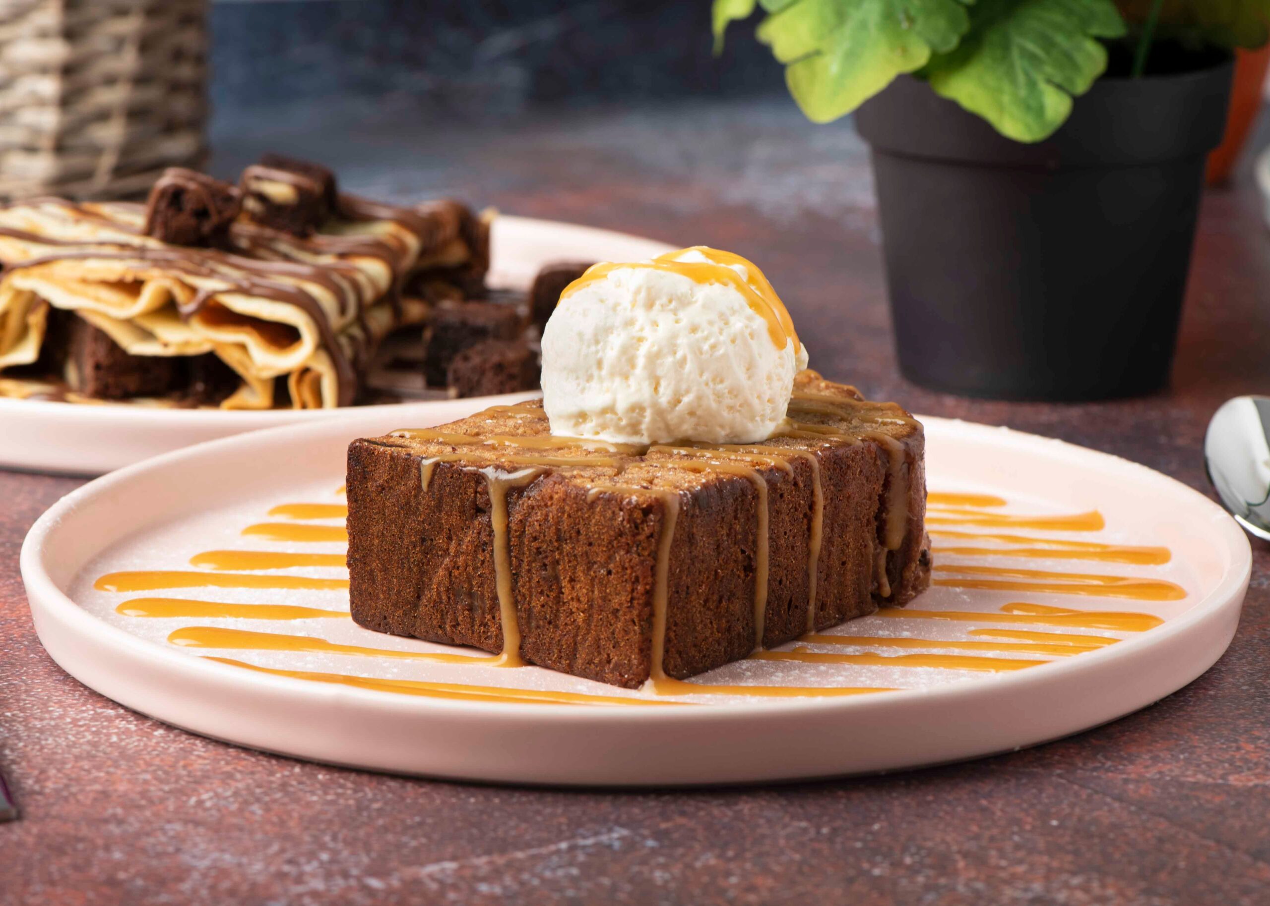 Sticky toffee pudding este un desert britanic preparat dintr-un blat moale de curmale, servit cu sos de caramel. Foto: pexels.com