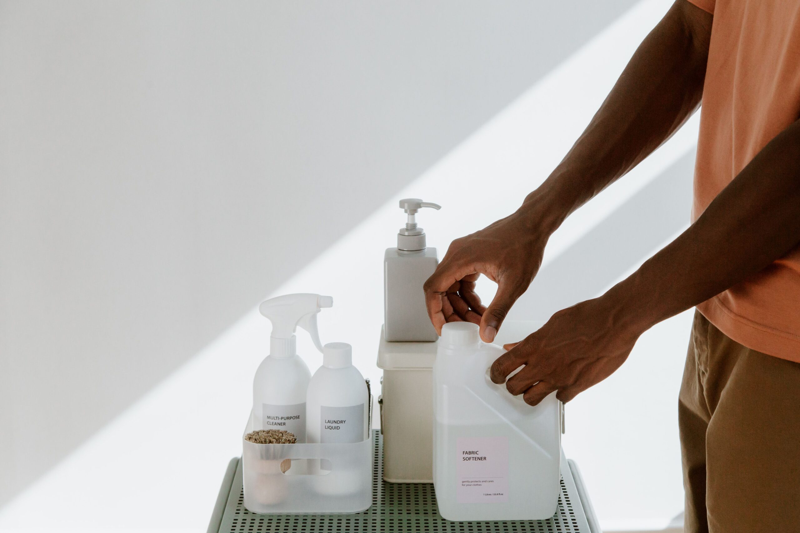 EEste vorba despre compușii cuaternari de amoniu, utilizați pe scară largă în șervețele, spray-uri și produse antibacteriene. Foto: pexels.com