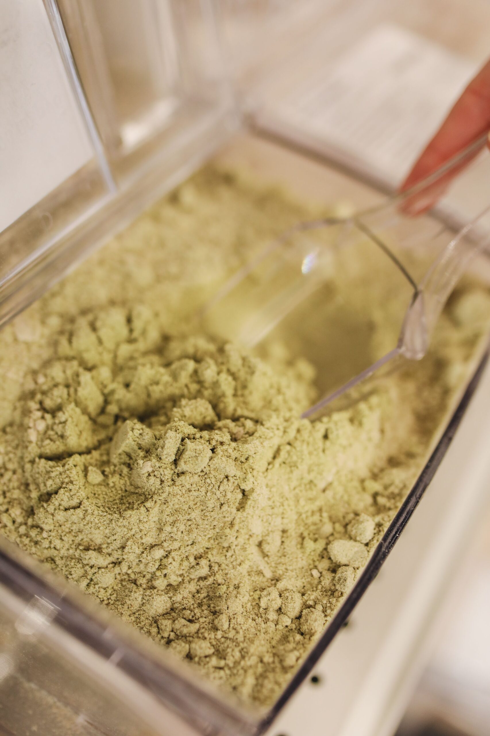 Pudra de maca este obținută prin măcinarea rădăcinii plantei Lepidium meyenii, originară din Anzii peruani. Foto: pexels.com