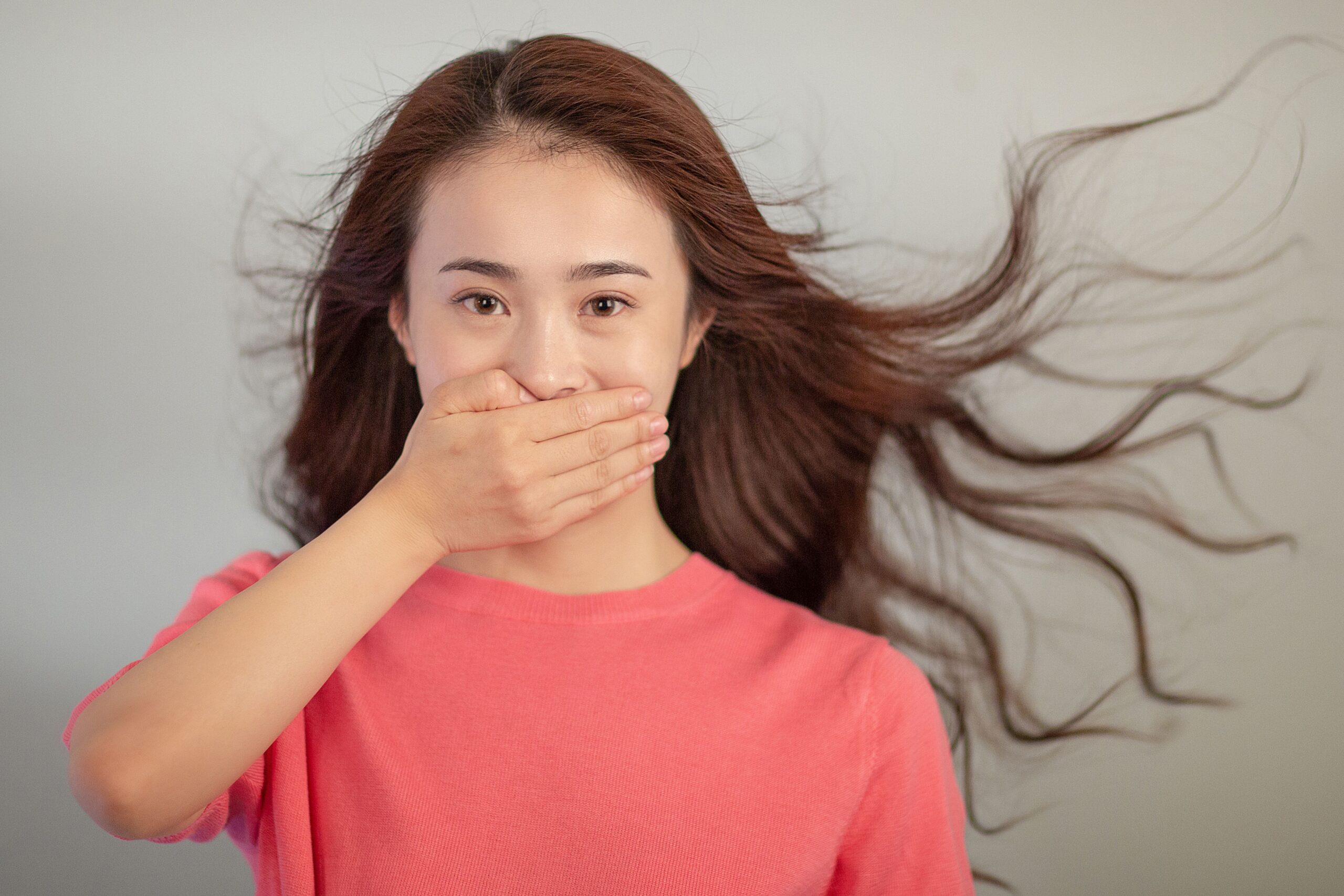 Cu cât persistă mai mult, cu atât este mai important să fie căutată cauza, nu doar să se încerce oprirea reflexului. Foto: pexels.com