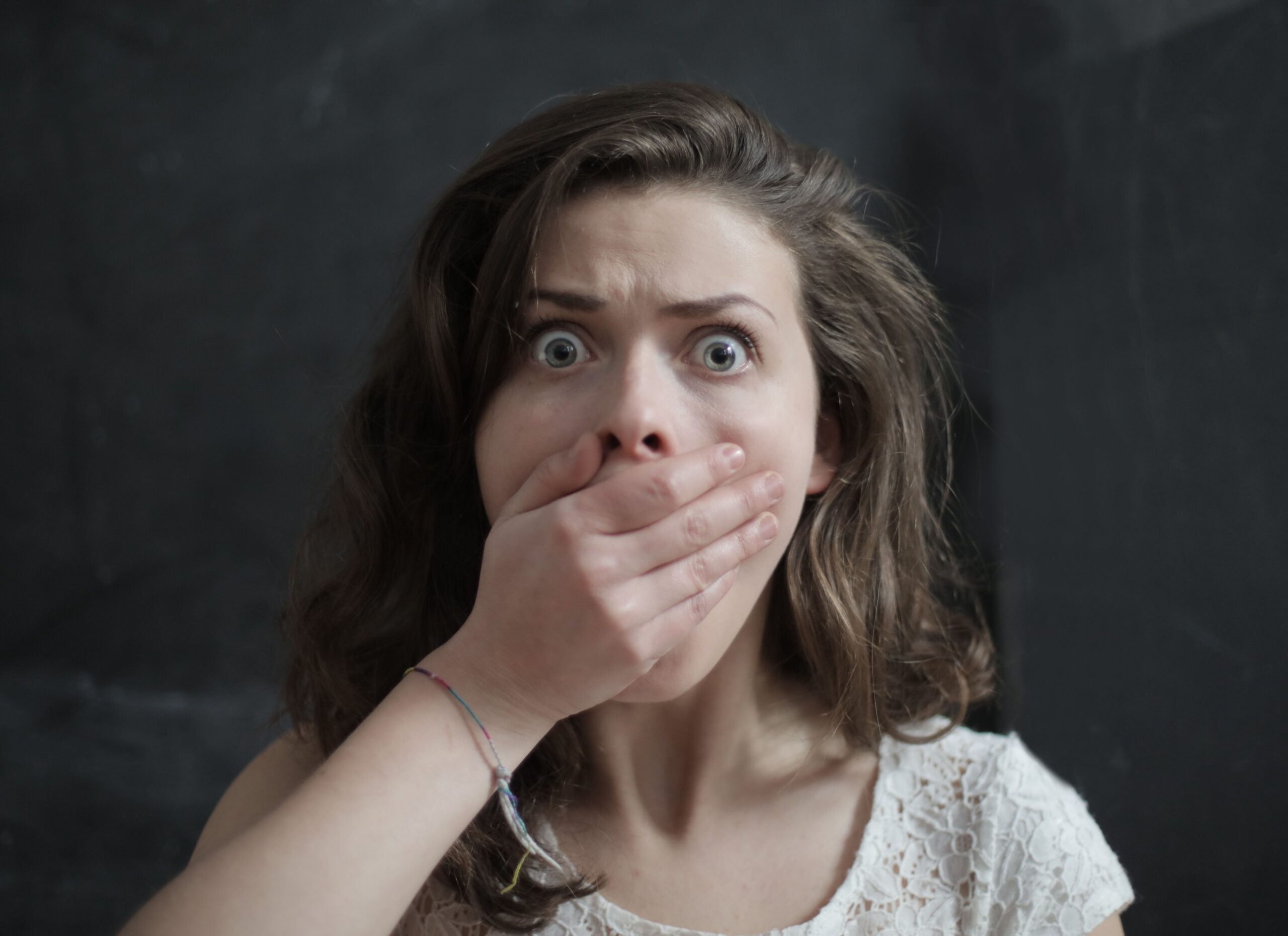 Atunci când continuă însă mai mult de două zile, medicii recomandă ca simptomul să fie investigat. Foto: pexels.com