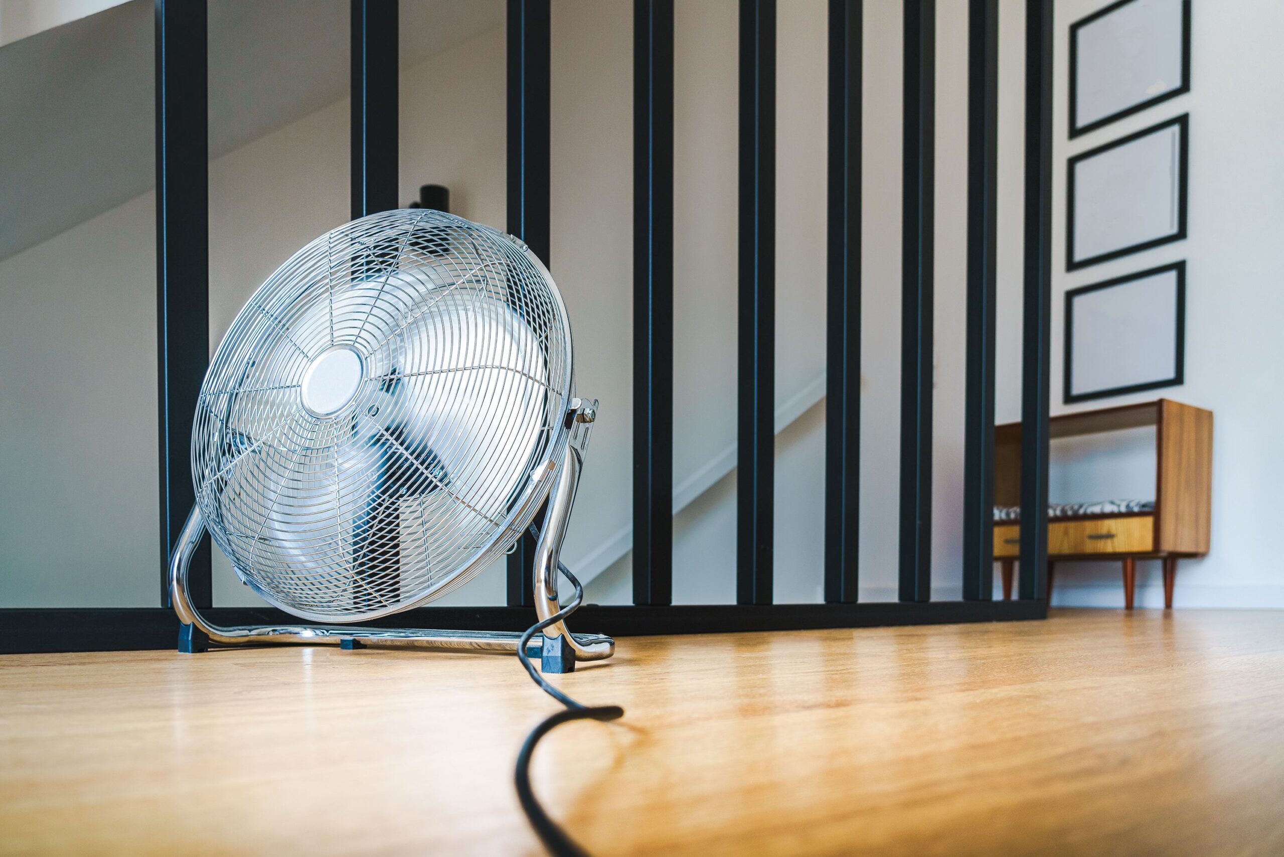 Dacă nu ai aer condiționat, un ventilator poate fi o soluție simplă pentru a îmbunătăți confortul termic. Foto: pexels.com