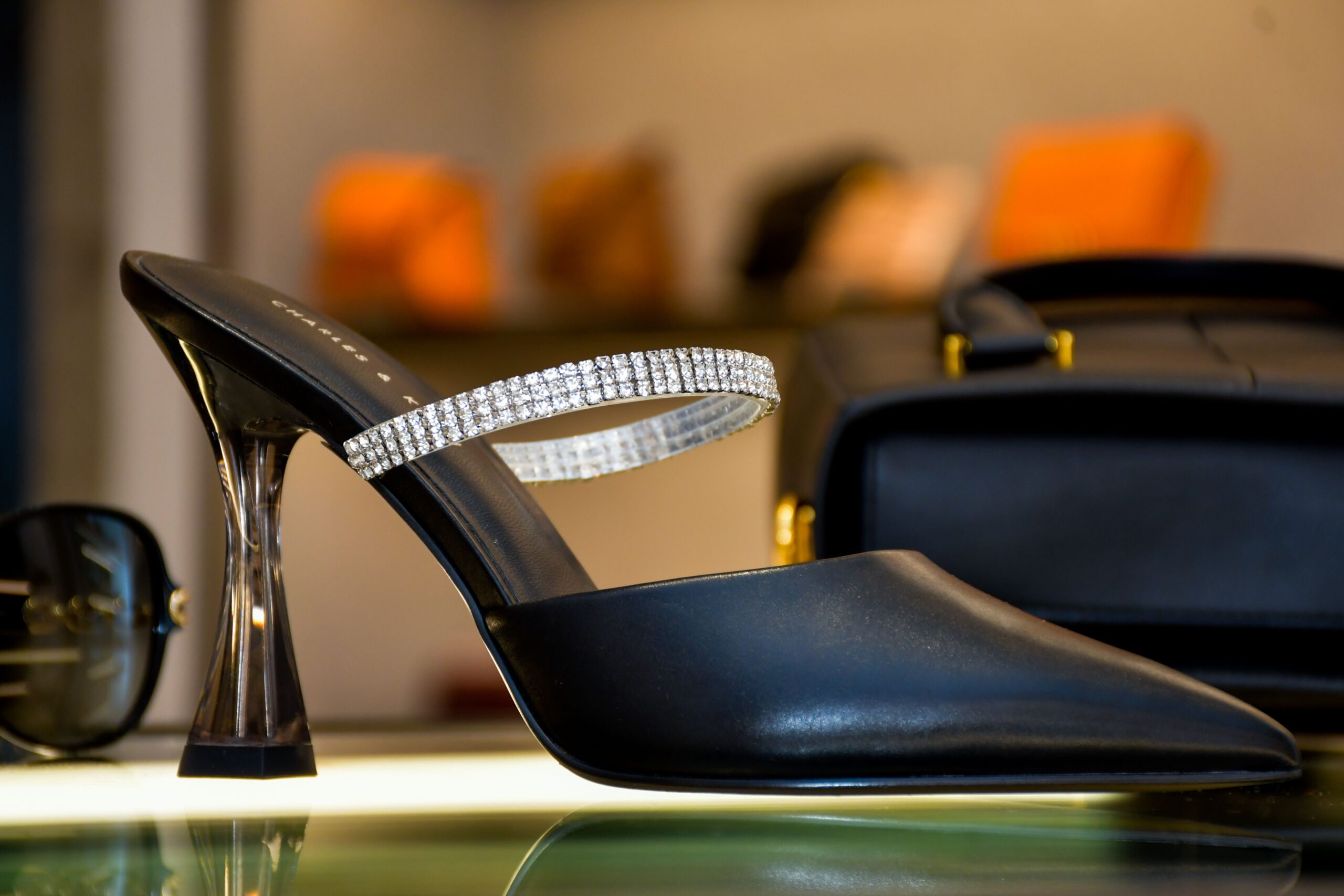  Alegerea ei confirmă că pantofii mule cu toc sunt unul dintre accesoriile care domină moda verii. Foto: pexels.com