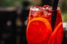 Aperol Spritz făcut acasă: rețeta clasică și secretele pentru un cocktail rece și aromat