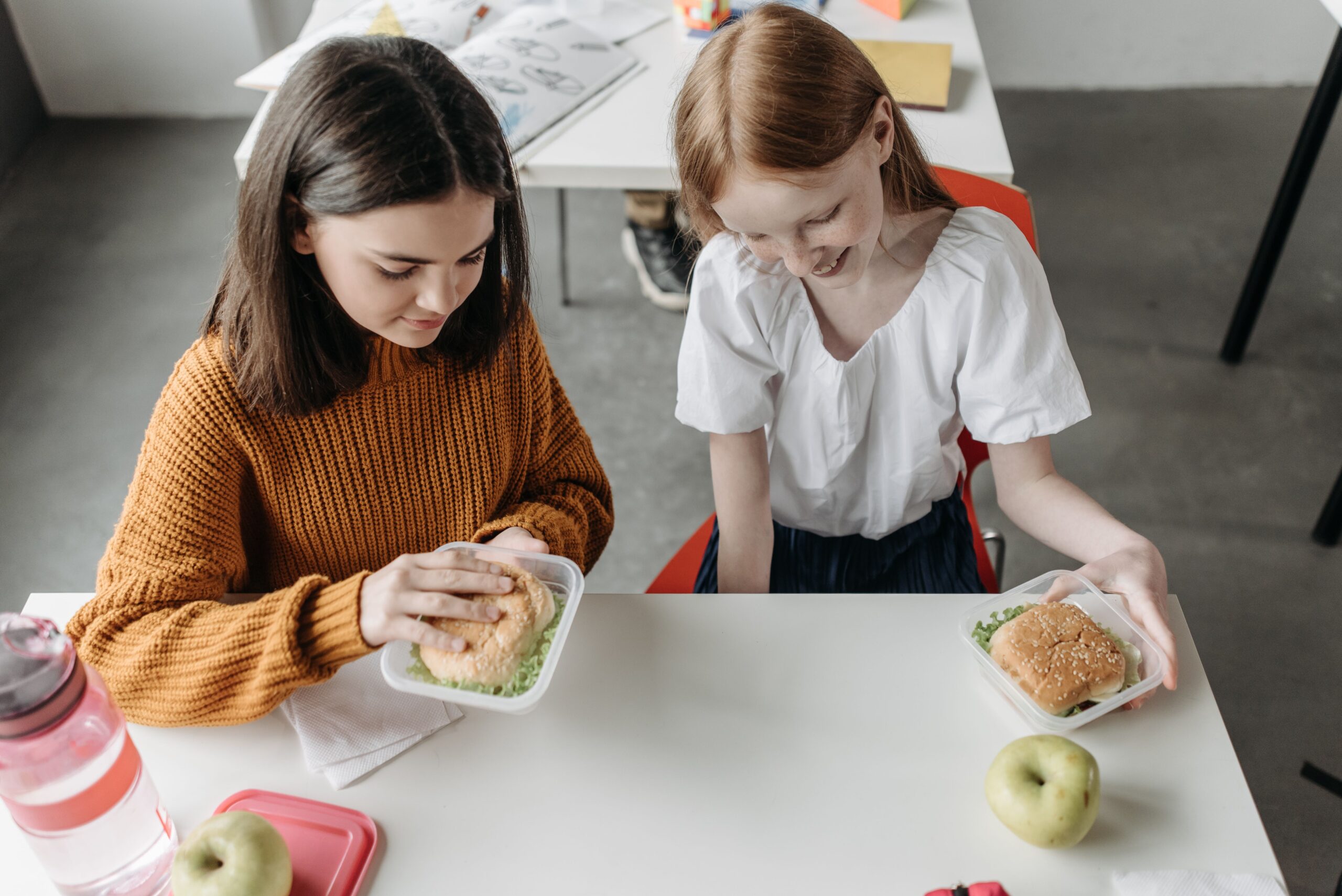 Fructele și legumele pot completa o gustare pe bază de pâine, lipie, ou sau alte alimente pregătite acasă. Foto: pexels.com