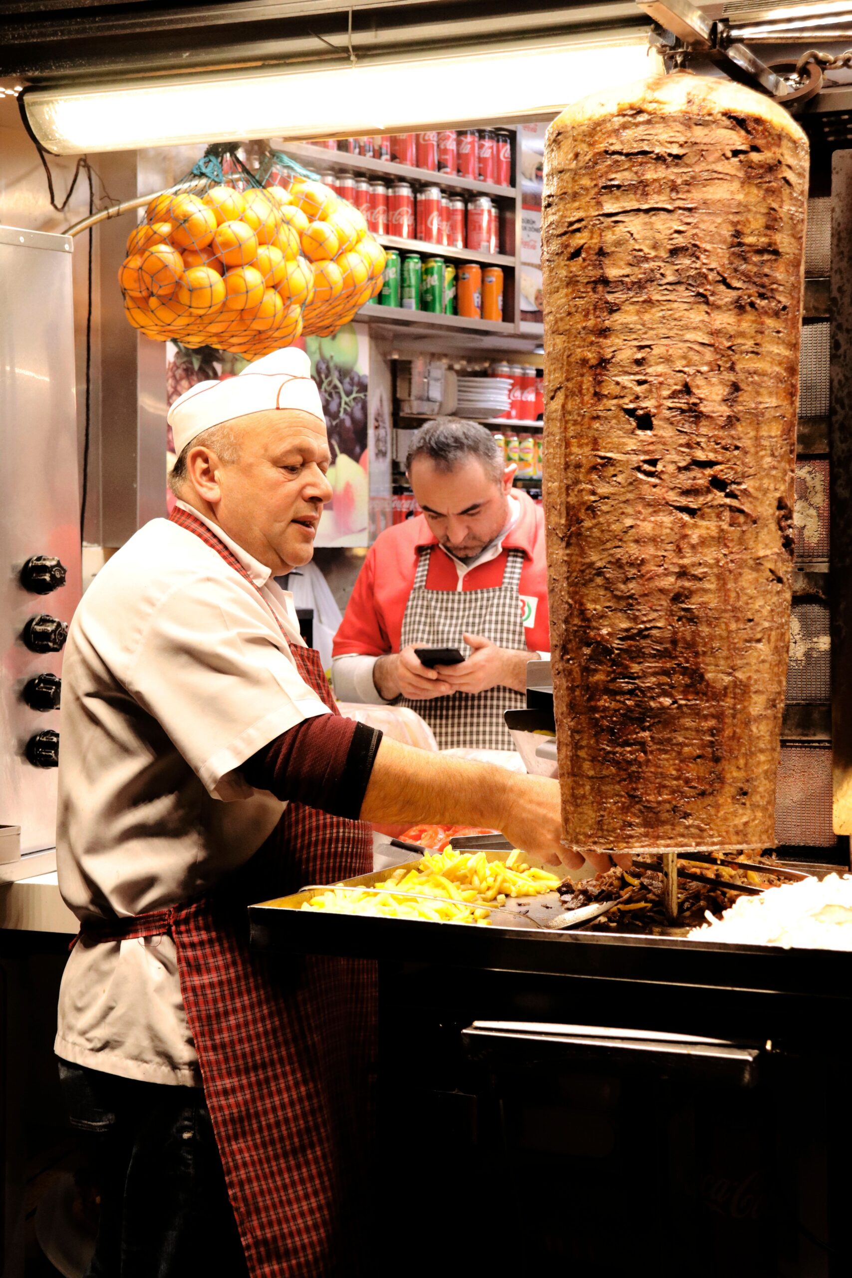 Problema apare mai ales atunci când, peste lipie, carne și legume, se adaugă o cantitate generoasă de cartofi prăjiți și sosuri. Foto: pexels.com