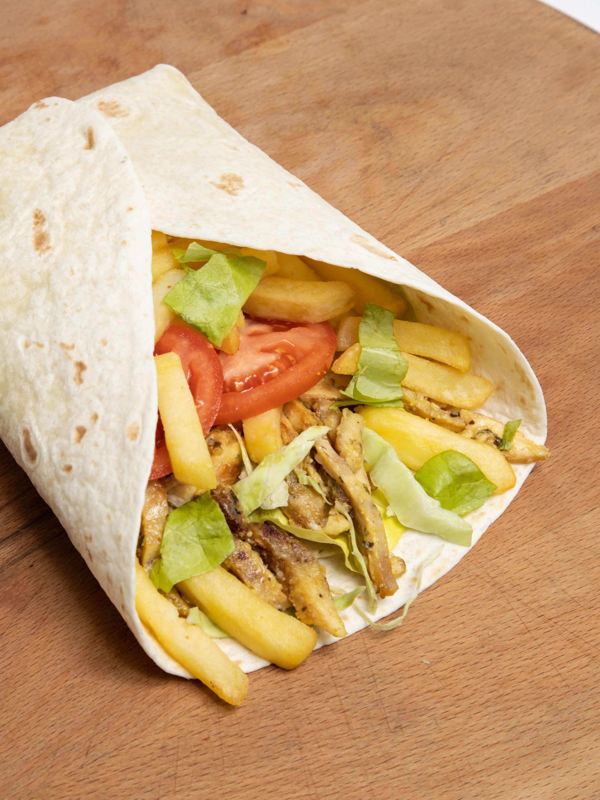 shaorma încărcată poate ajunge să combine într-o singură porție lipie, cartofi prăjiți, carne, sosuri și, uneori, alte ingrediente bogate în grăsimi. Foto: pexels.com