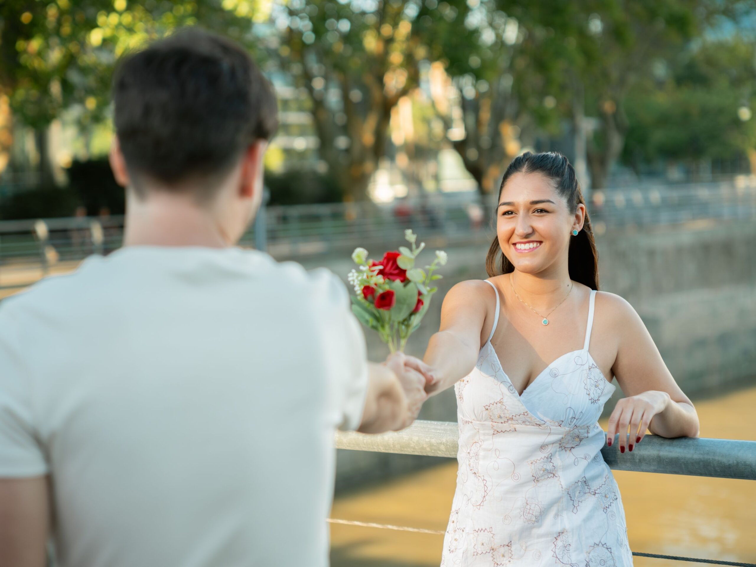 Atunci când următoarea persoană este mereu la un swipe distanță, poate apărea senzația că merită să continuăm căutarea. Foto: pexels.com