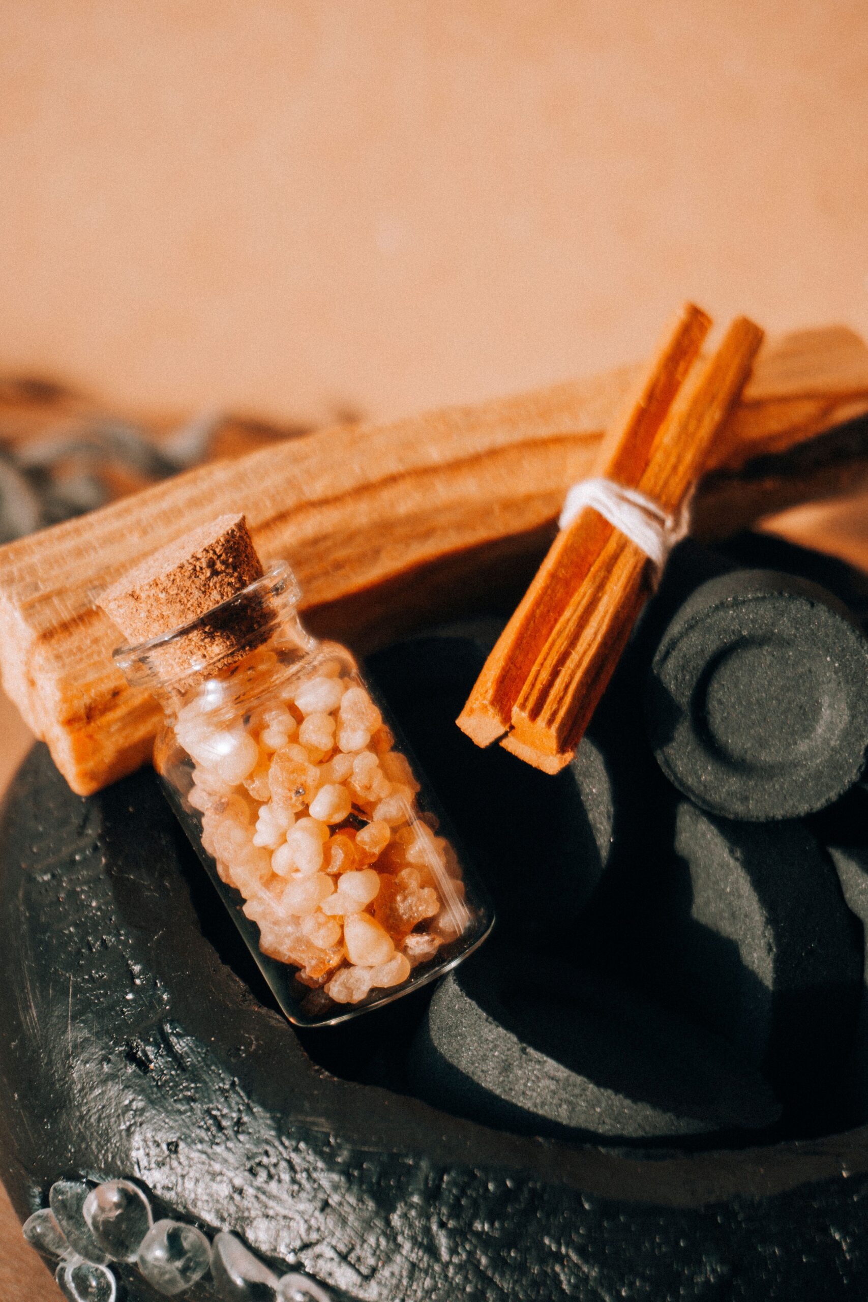 Rășina poate fi utilizată sub mai multe forme, inclusiv ca ingredient în produse pentru îngrijirea orală, preparate tradiționale sau produse aromatice. Foto: pexels.com
