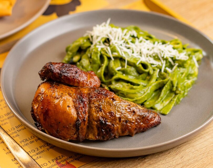 Spaghete cu pesto și pui la grătar. Rețeta simplă pentru un prânz rapid și gustos