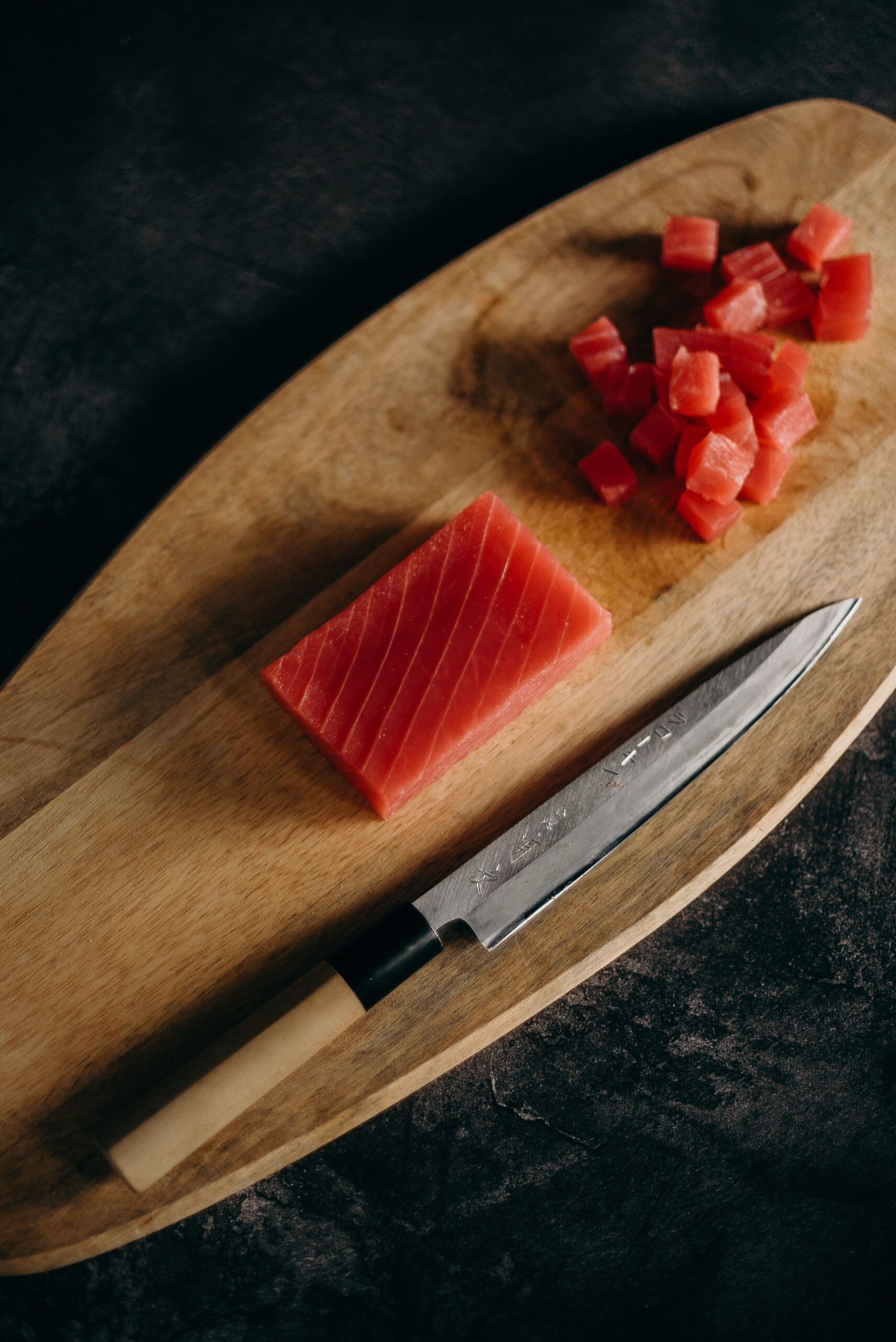 Atât tonul proaspăt, cât și cel din conservă sunt surse excelente de proteine și acizi grași omega-3. Foto: pexels.com