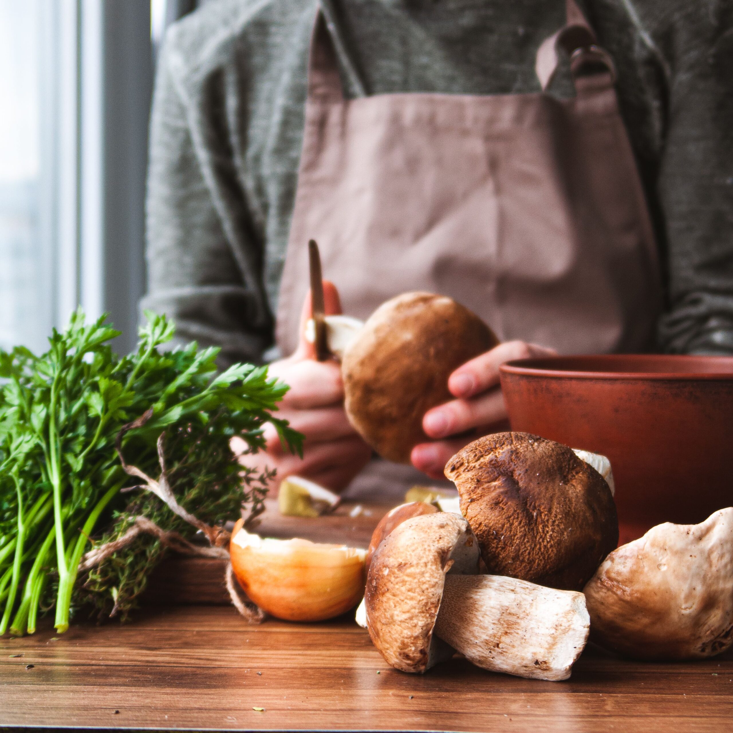 Ciupercile cu aroma lor puternică se potrivesc de minune cu ardeii copți, gogoșarii, roșiile și legumele călite lent. Foto: pexels.com