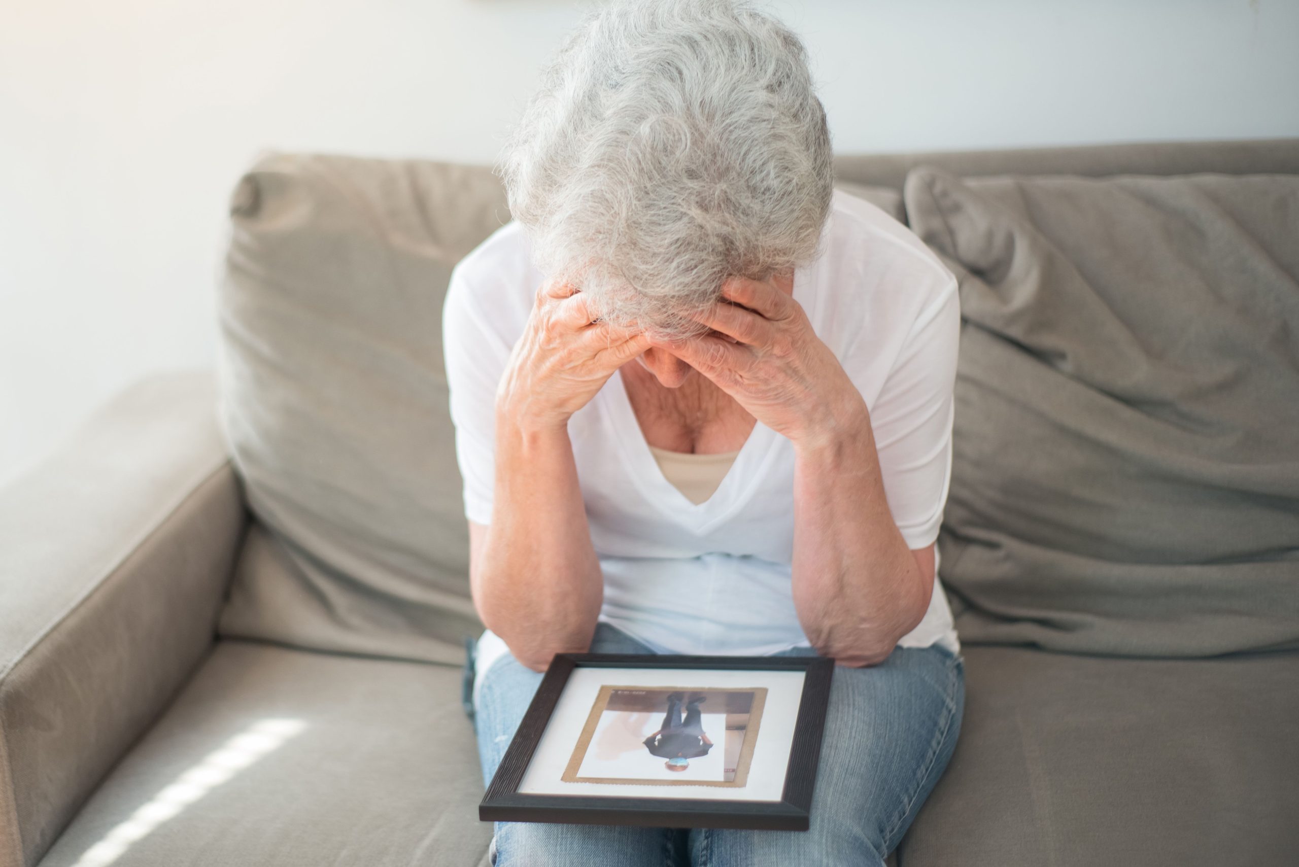 Vertijul, depresia, durerile de cap și alte afecțiuni ar putea fi mai frecvente cu câțiva ani înainte de diagnosticarea bolii Alzheimer. Foto: pexels.com