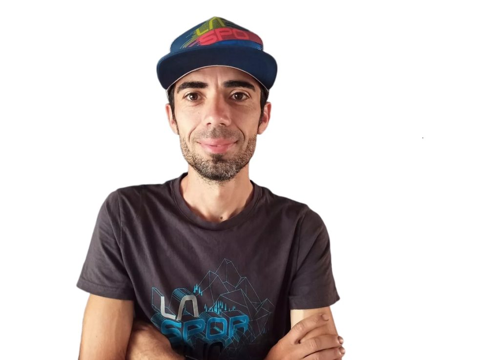 Absolvent al Facultății de Educație Fizică și Sport din Craiova, cu master în Performanță în Sport, și al Centrului Național de Formare a Antrenorilor — specializările orientare și atletism
