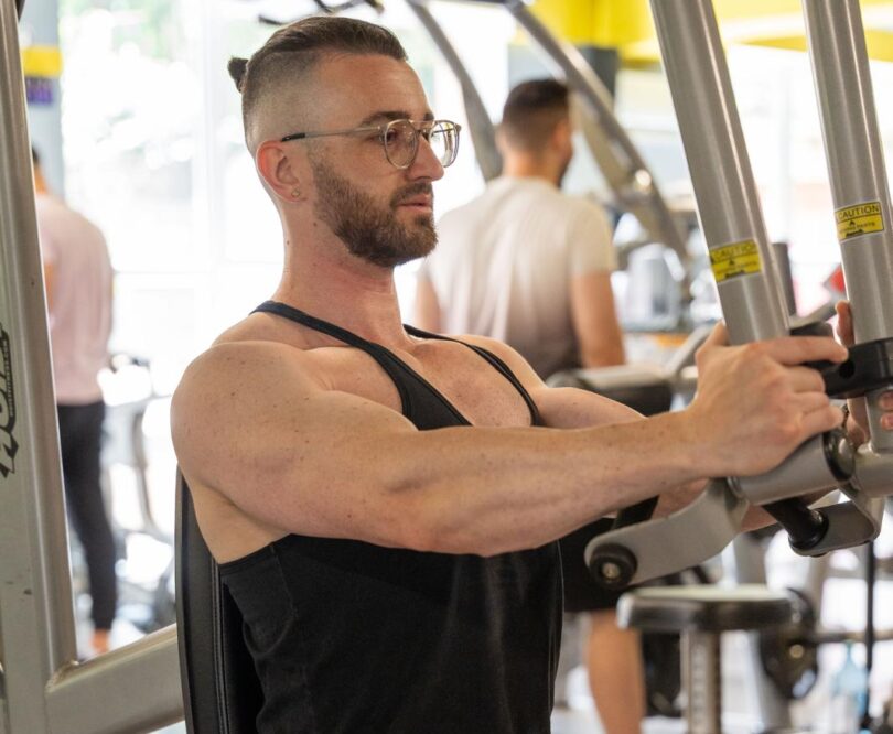 Ce se întâmplă atunci când repeți luni la rând aceleași exerciții la sală? Alex Rizea, antrenor de fitness: „Depinde și cum definim rezultatele și progresul” EXCLUSIV