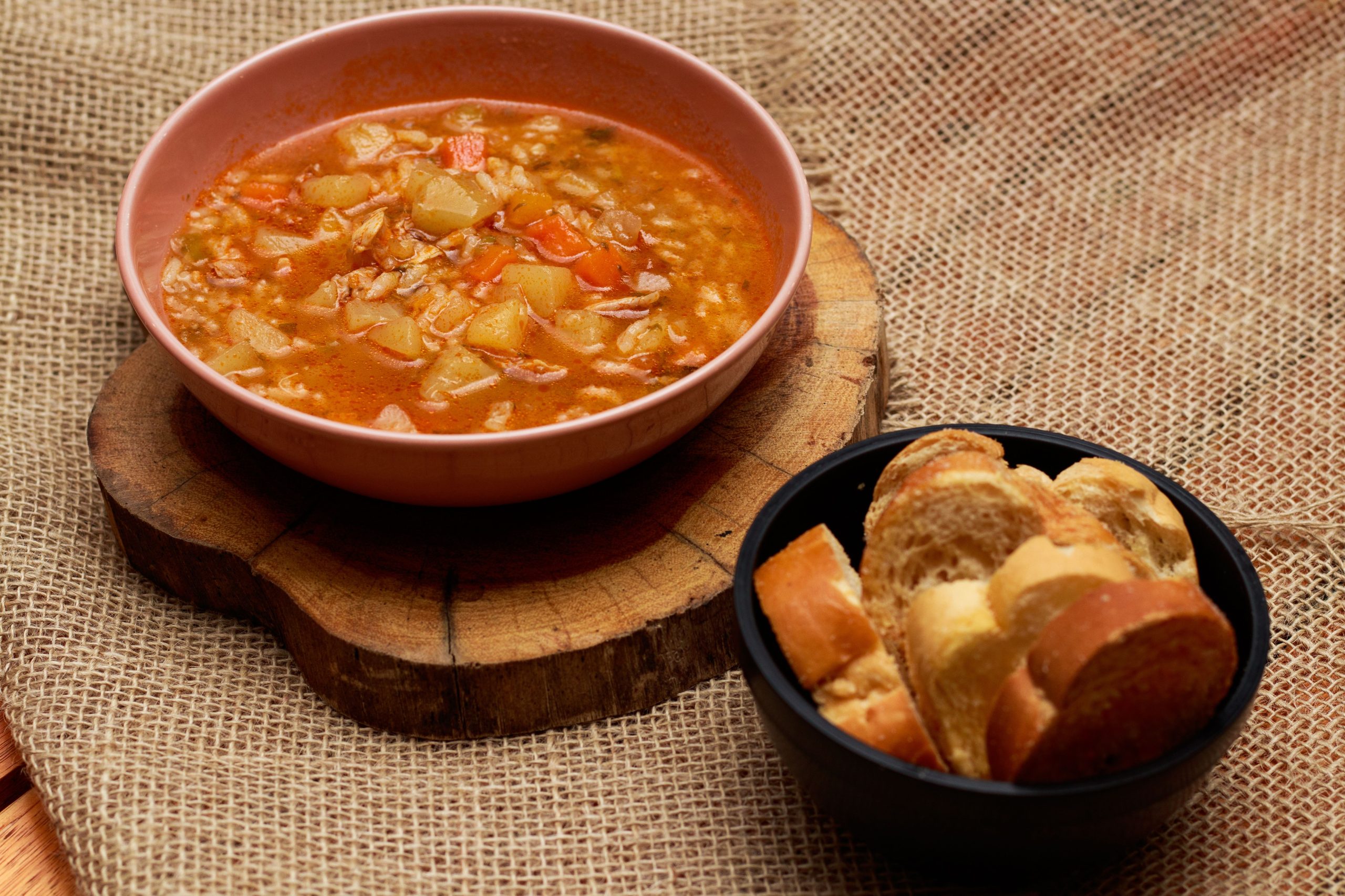 Rețeta este o variantă de minestrone, supa tradițională italiană pe bază de roșii, legume, fasole și paste. Foto: pexels.com