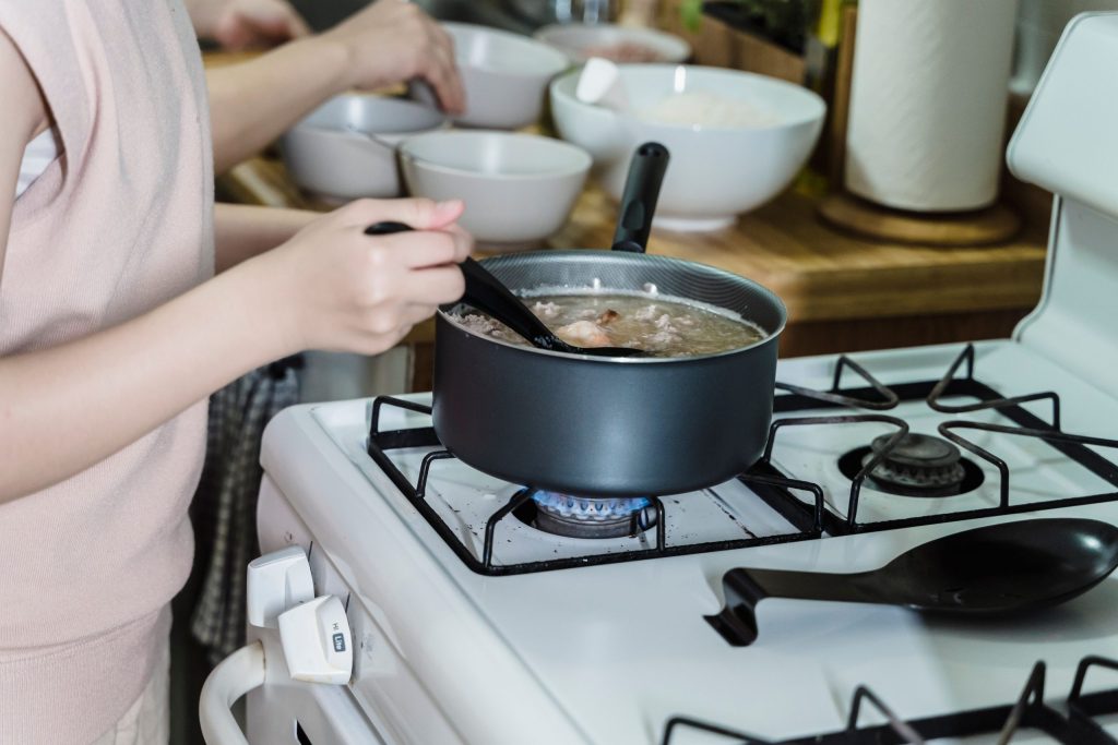 Bunica de 82 de ani care jură că secretul longevității stă într-o supă. Foto: pexels.com