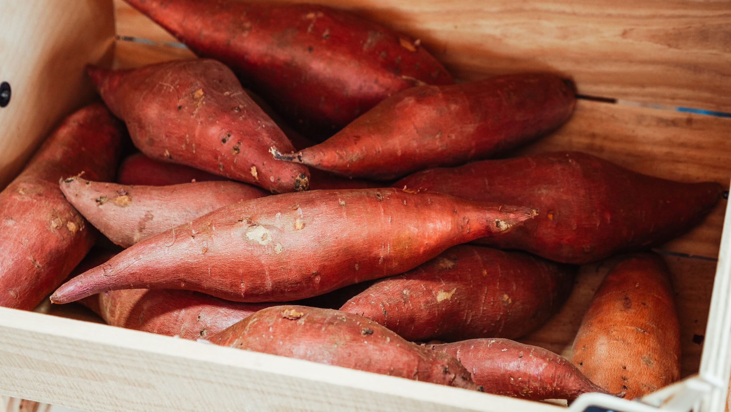 Dovleacul are mai puțini carbohidrați și mai puține calorii, în timp ce cartoful dulce conține mai multe fibre și o cantitate mai mare din numeroși nutrienți. Foto: pexels.com