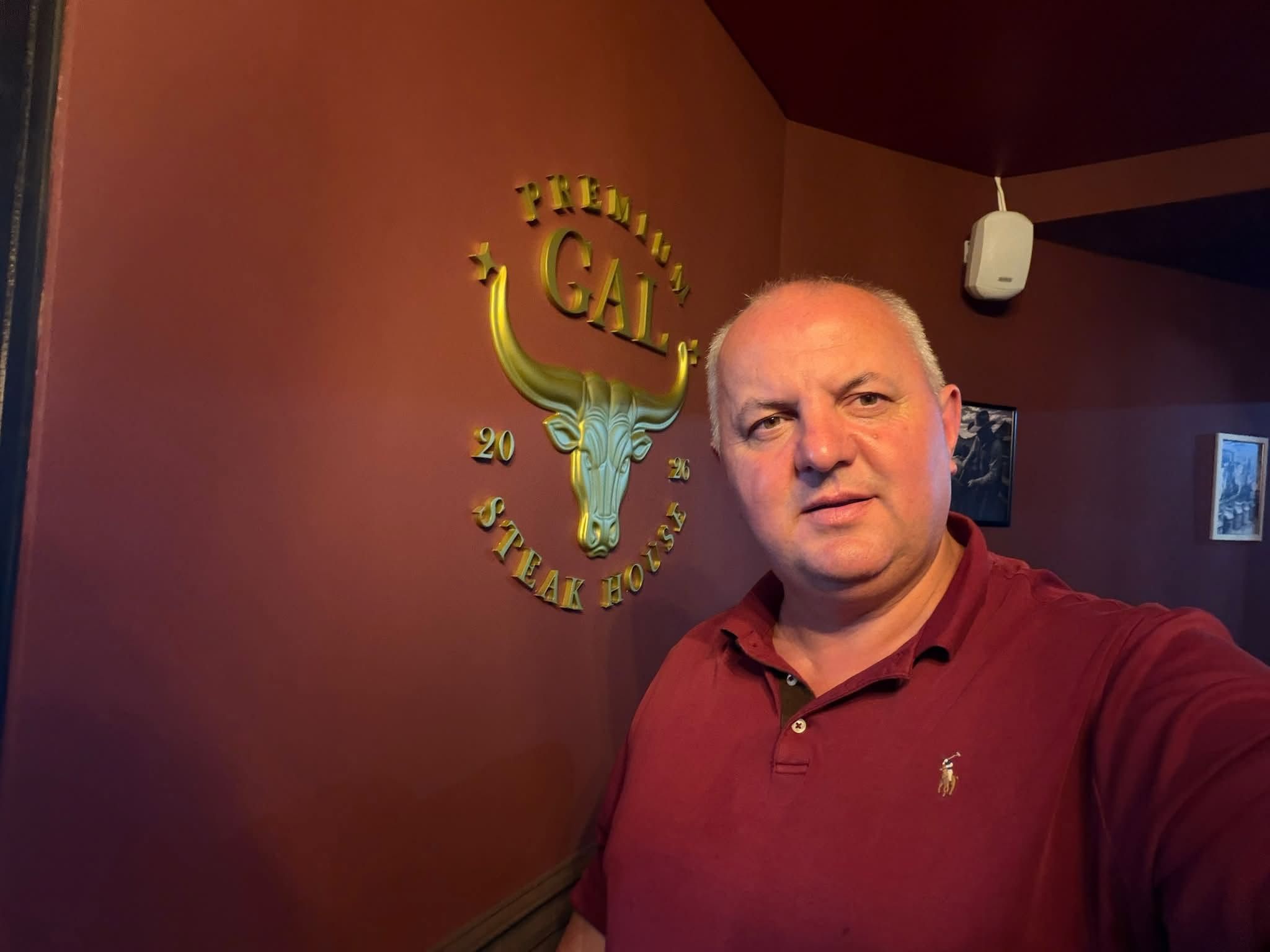 Burgerul Imperial se găsește în meniul restaurantului GAL Steak House, deschis în Capitală în septembrie 2026.  Foto: Facebook