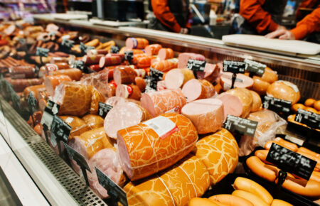 Ce conține parizerul de porc din supermarketuri? Analizele de laborator au arătat adevărul