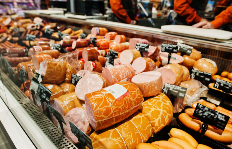 Ce conține parizerul de porc din supermarketuri? Analizele de laborator au arătat adevărul