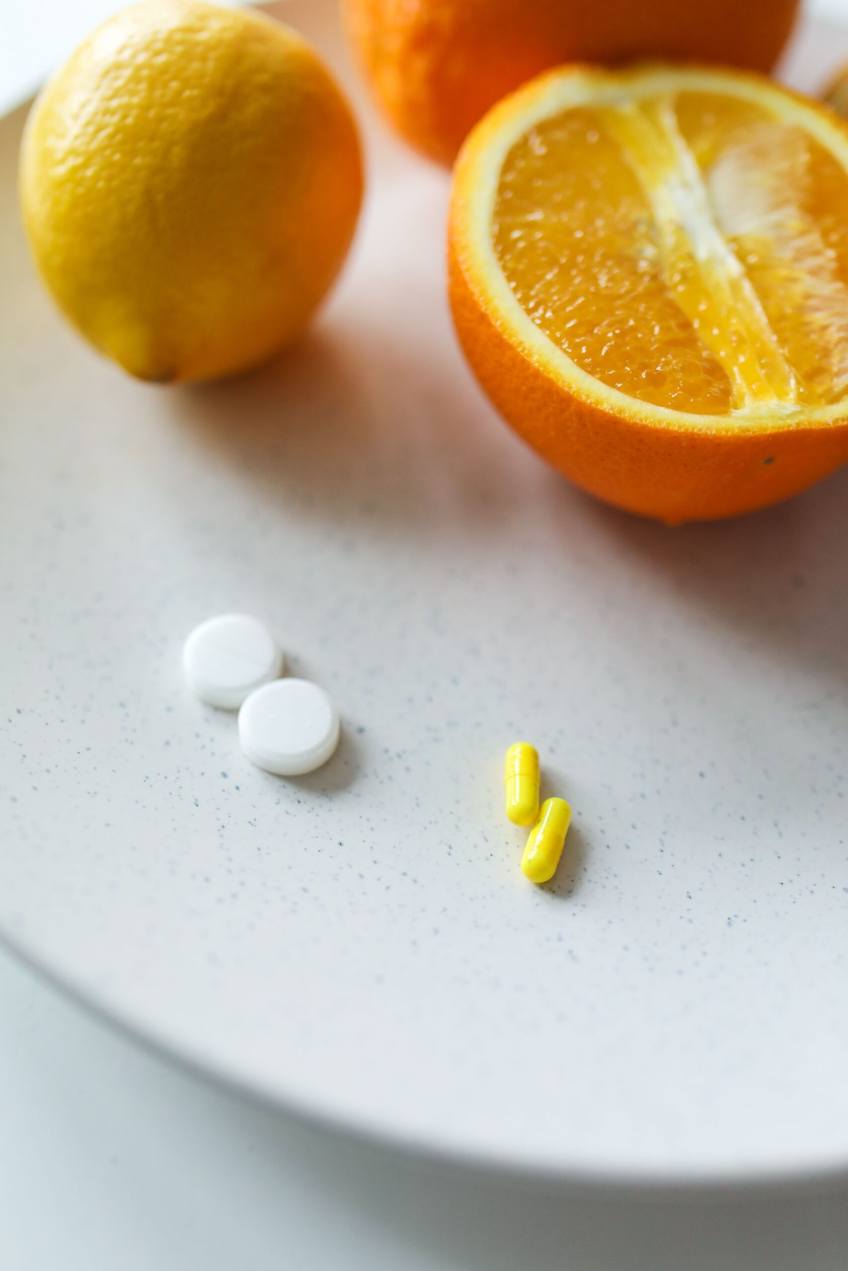 Vitamina C funcționează ca antioxidant, ajutând la neutralizarea radicalilor liberi și susținând mecanismele naturale de apărare ale organismului. Foto: pexels.com