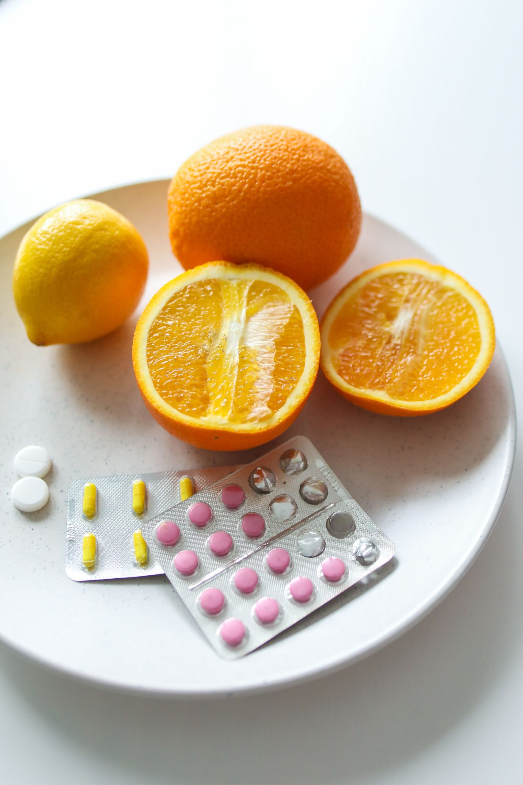Suplimentele pot fi utile în cazul persoanelor cu diete restrictive, cu probleme de absorbție a nutrienților sau cu un risc crescut de deficit. Foto: pexels.com