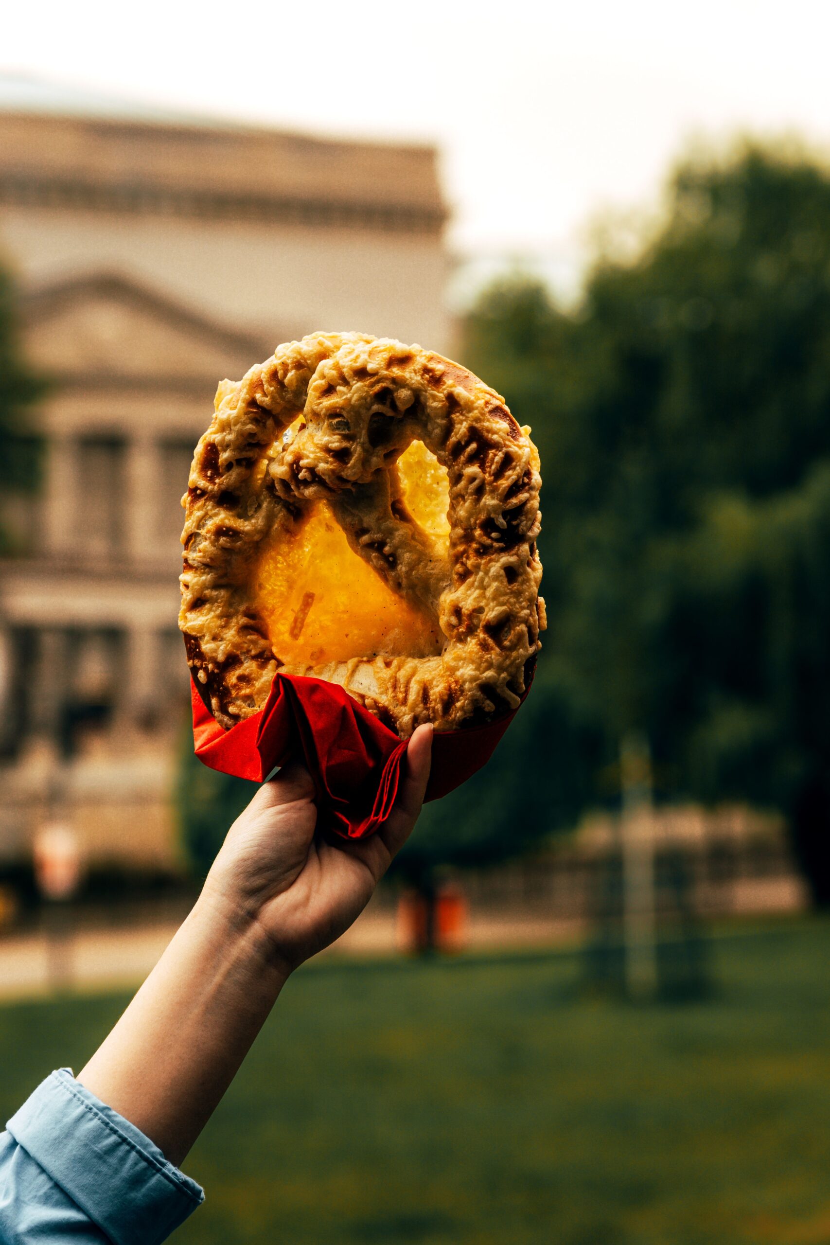 Pot fi serviți simpli, cât sunt încă ușor calzi, sau alături de unt, brânzeturi și muștar. Foto: pexels.com