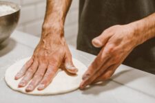 Pizza cu maia, pregătită din timp. Cum faci aluatul, cum îl congelezi și cum ai pizza proaspătă tot timpul