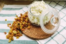 Cum prepari brânză cottage acasă. Rețeta simplă, cu doar 3 ingrediente, bogată în proteine