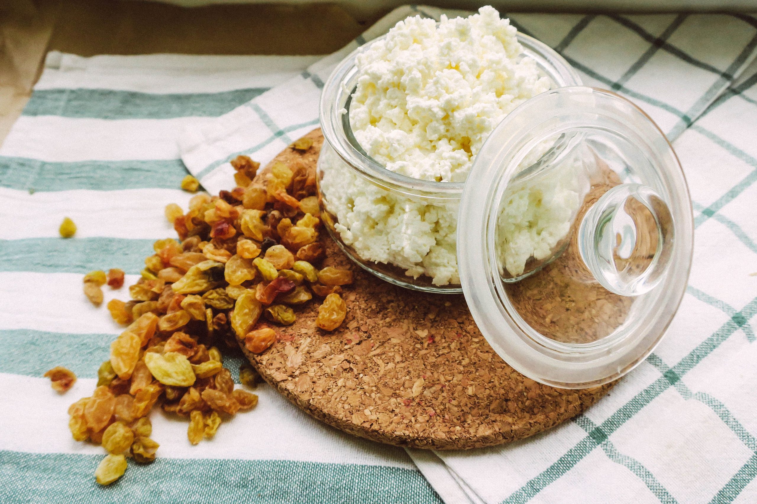 Cum prepari brânză cottage acasă. Rețeta simplă, cu doar 3 ingrediente, bogată în proteine