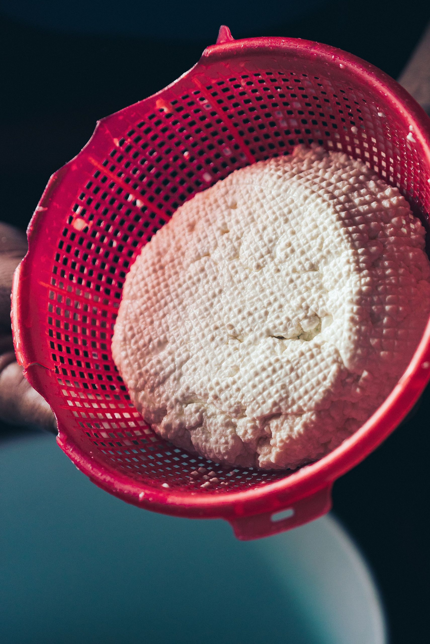Consistența depinde de cantitatea de zer eliminată și de ingredientele adăugate după scurgere. Foto: pexels.com