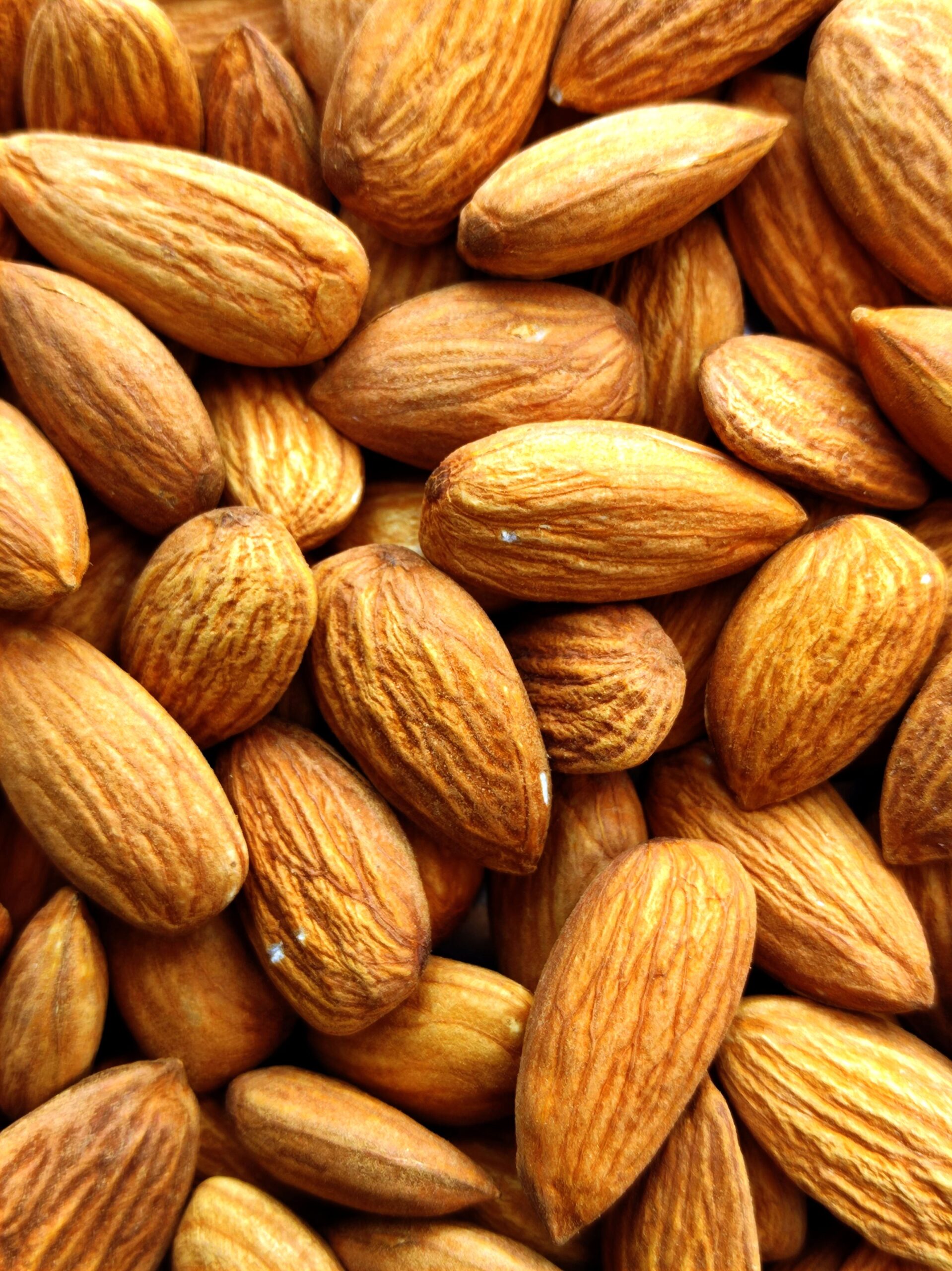 Migdalele consumate înainte de masă sau împreună cu aceasta pot contribui la limitarea creșterii nivelului de glucoză din sânge. Foto: pexels.com