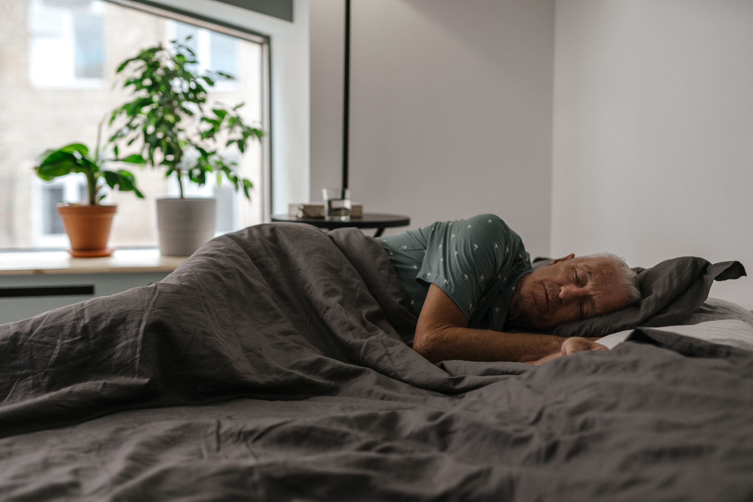 Pe măsură ce îmbătrânim, organismul trece prin schimbări fizice și mentale care influențează inclusiv somnul. Foto: pexels.com
