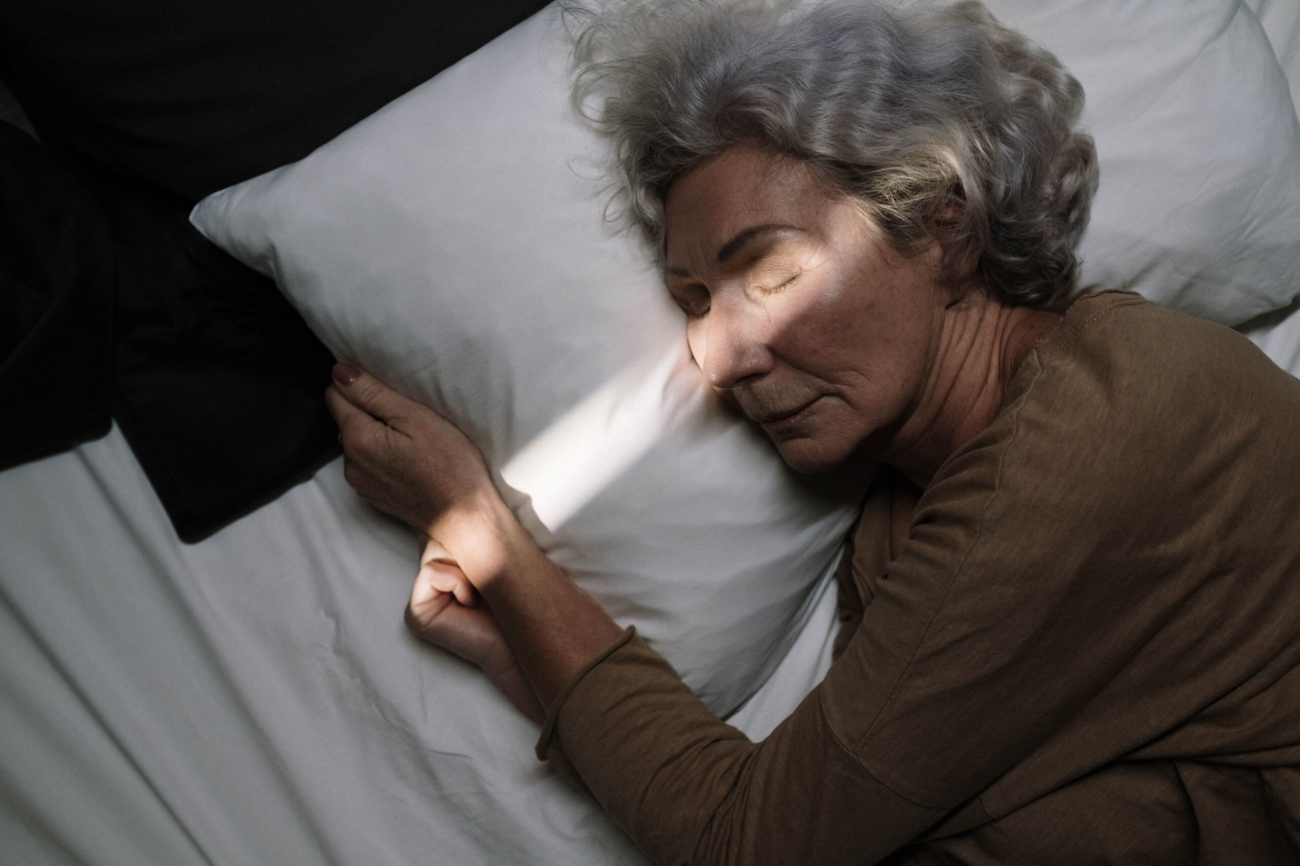 Tendința de a adormi mai devreme și de a ne trezi în zori face parte din procesul natural de îmbătrânire. Foto: pexels.com