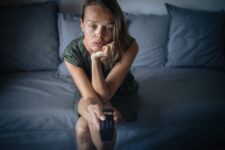 De ce ne simțim tot mai obosiți când petrecem mult timp în casă. Rolul luminii naturale și al rutinei. Bianca Răducanu, psiholog clinician: „Fizic poate stăm pe loc, dar mental nu suntem neapărat în repaus” EXCLUSIV