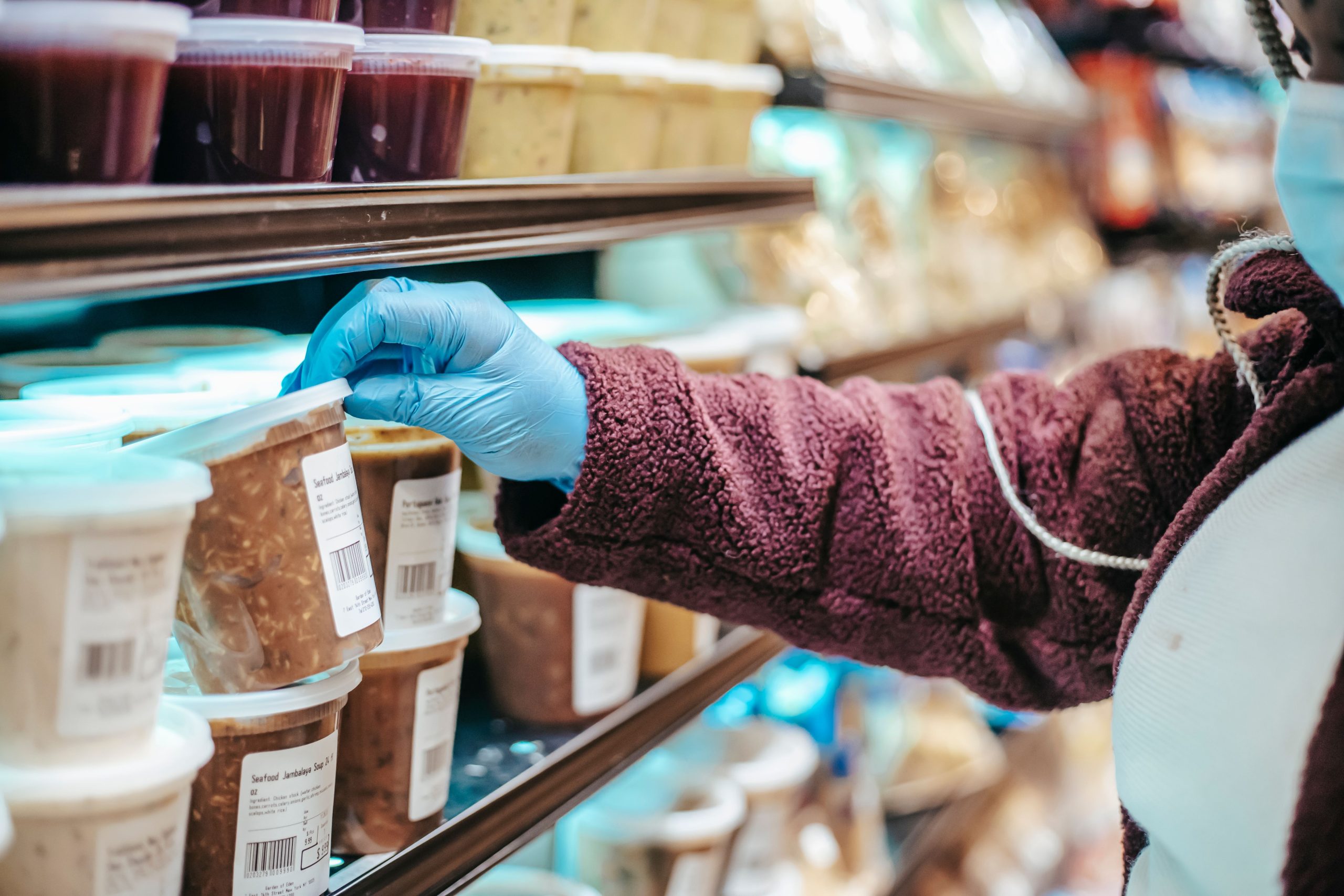 Este important să verifici compoziția produsului, nu doar mențiunea de pe partea din față a ambalajului. Foto: pexels.com