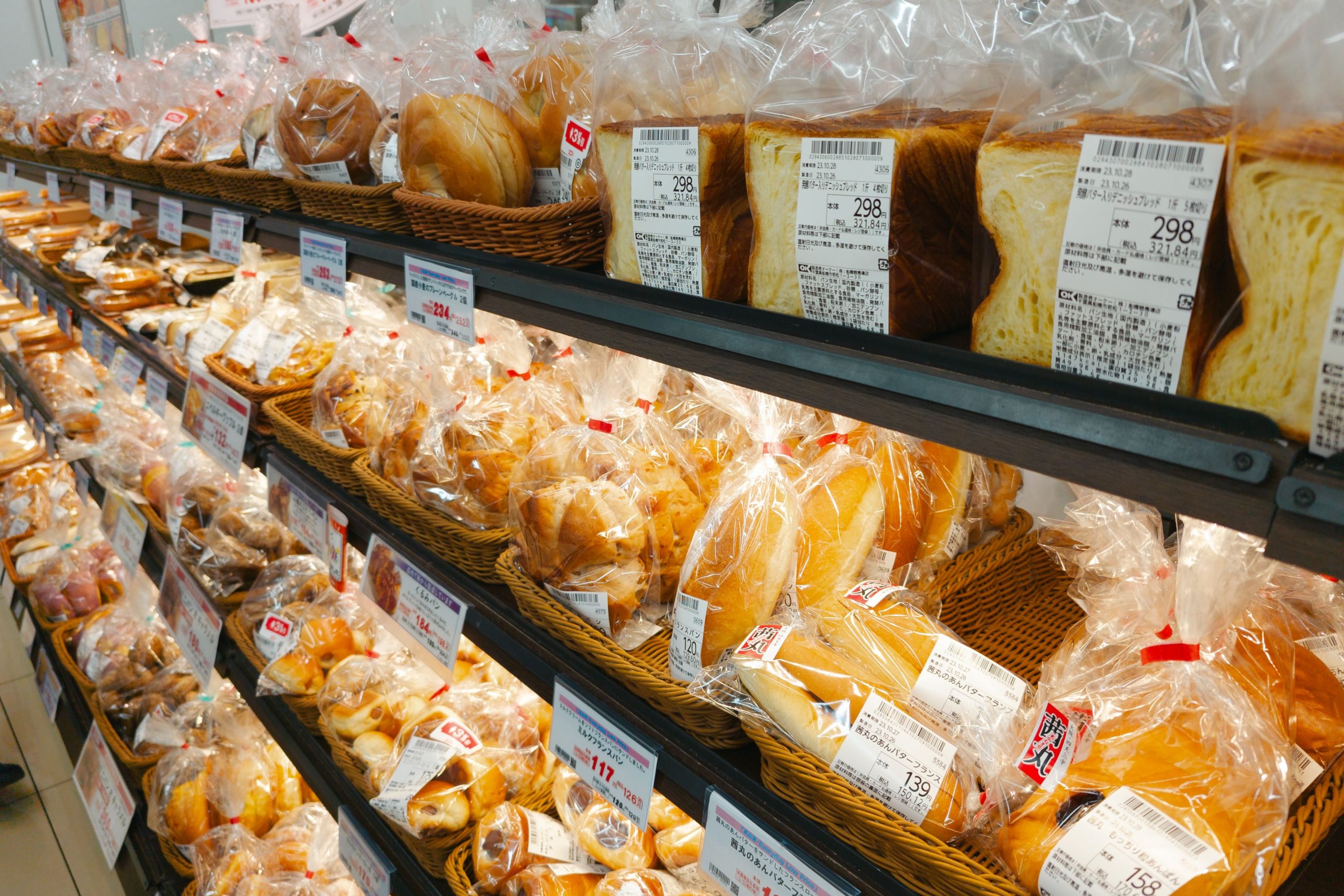 Specialiștii recomandă să citești eticheta nutrițională și lista ingredientelor înainte de a lua o decizie. Foto: pexels.com