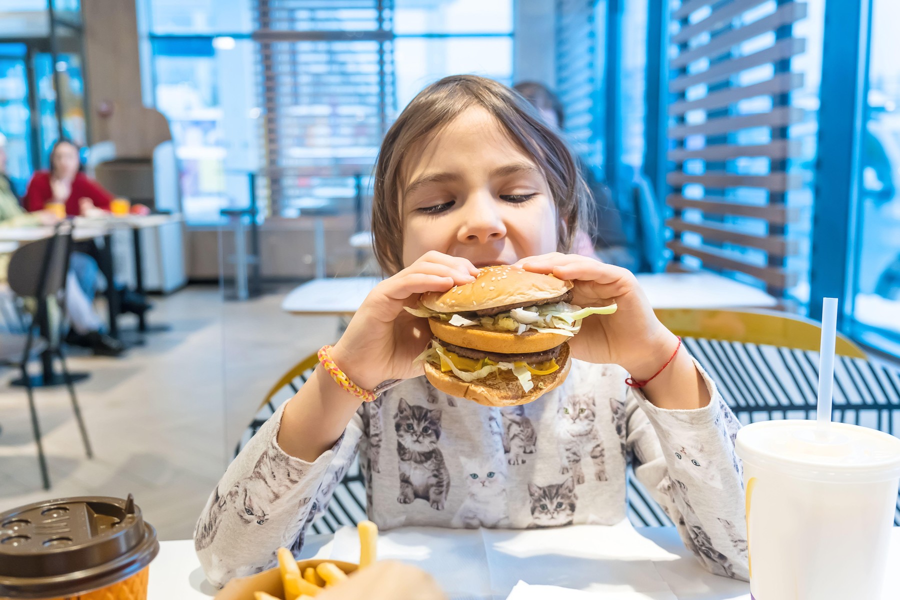 Cum sunt afectați copiii de consumul de fast-food și de la ce vârstă pot mânca astfel de produse. Rodica Demenciuc, medic gastroenterolog pediatru: „Noi decidem ce mănâncă copilul, iar copilul decide dacă și cât mănâncă” INTERVIU EXCLUSIV