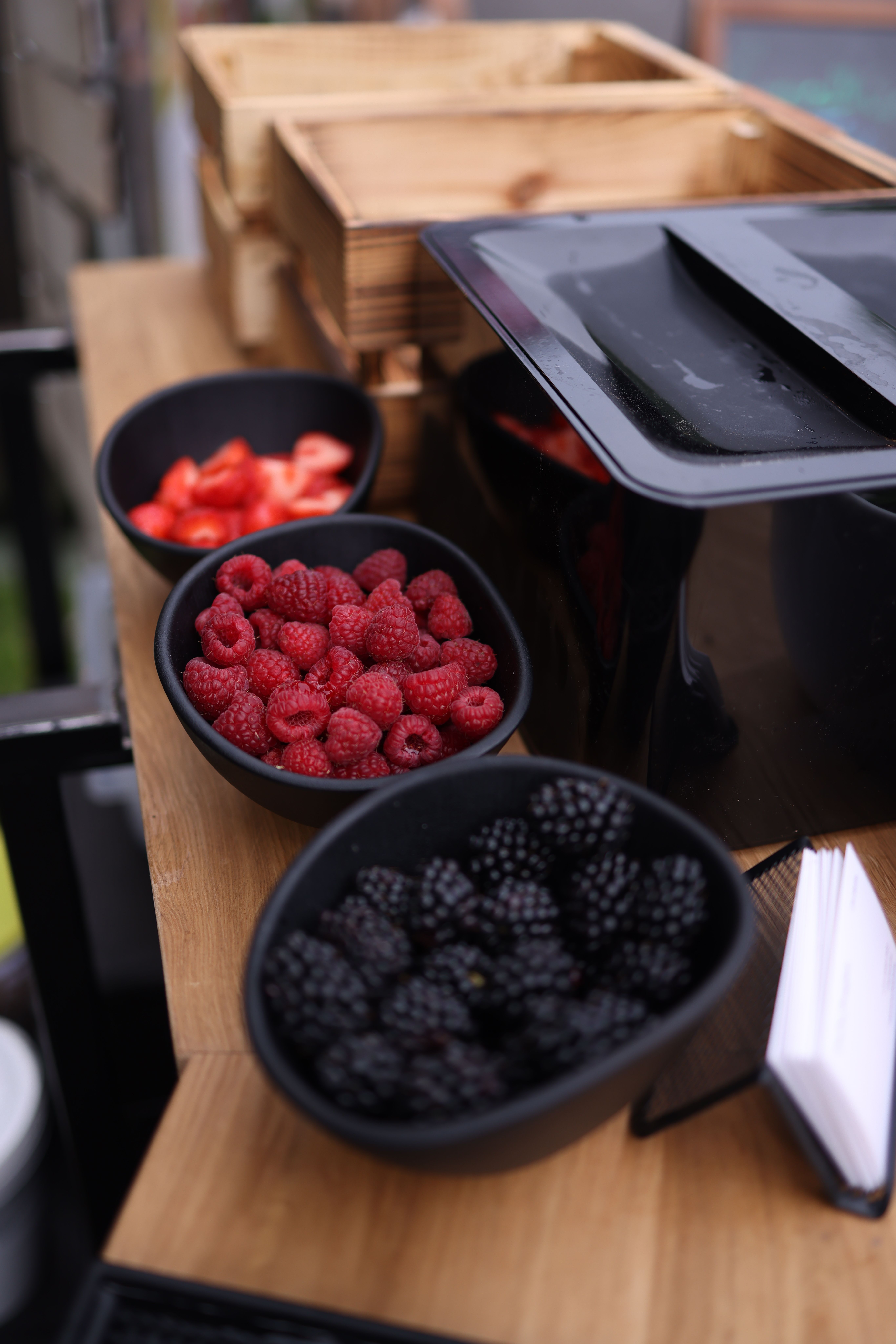 Afinele, căpșunile, zmeura și murele sunt bogate în fibre, vitamine și antioxidanți, nutrienți care susțin sănătatea inimii. Foto: pexels.com