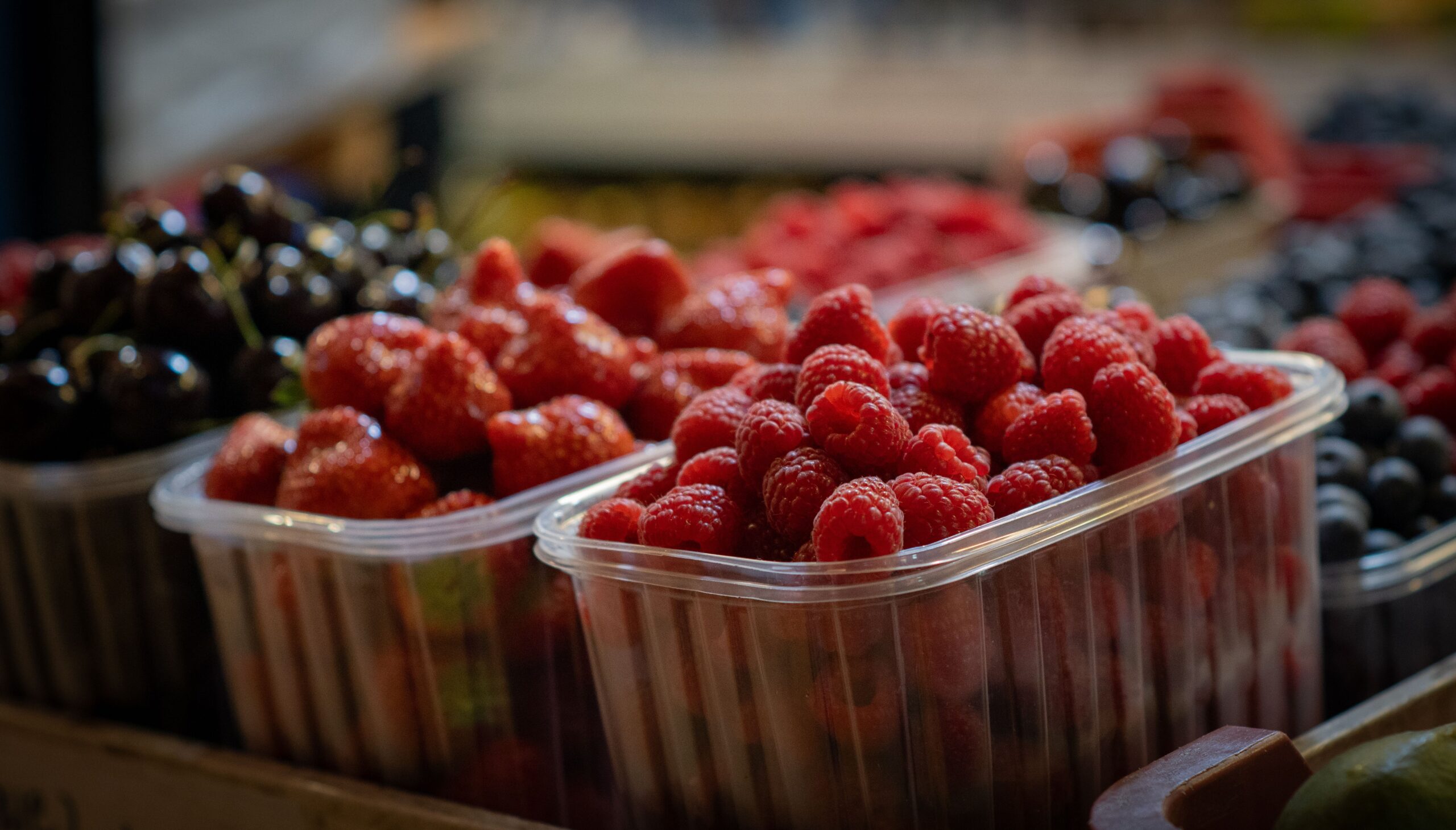 Dintre fructele recomandate pentru susținerea longevității, fructele de pădure se remarcă prin conținutul lor de nutrienți benefici. Foto: pexels.com