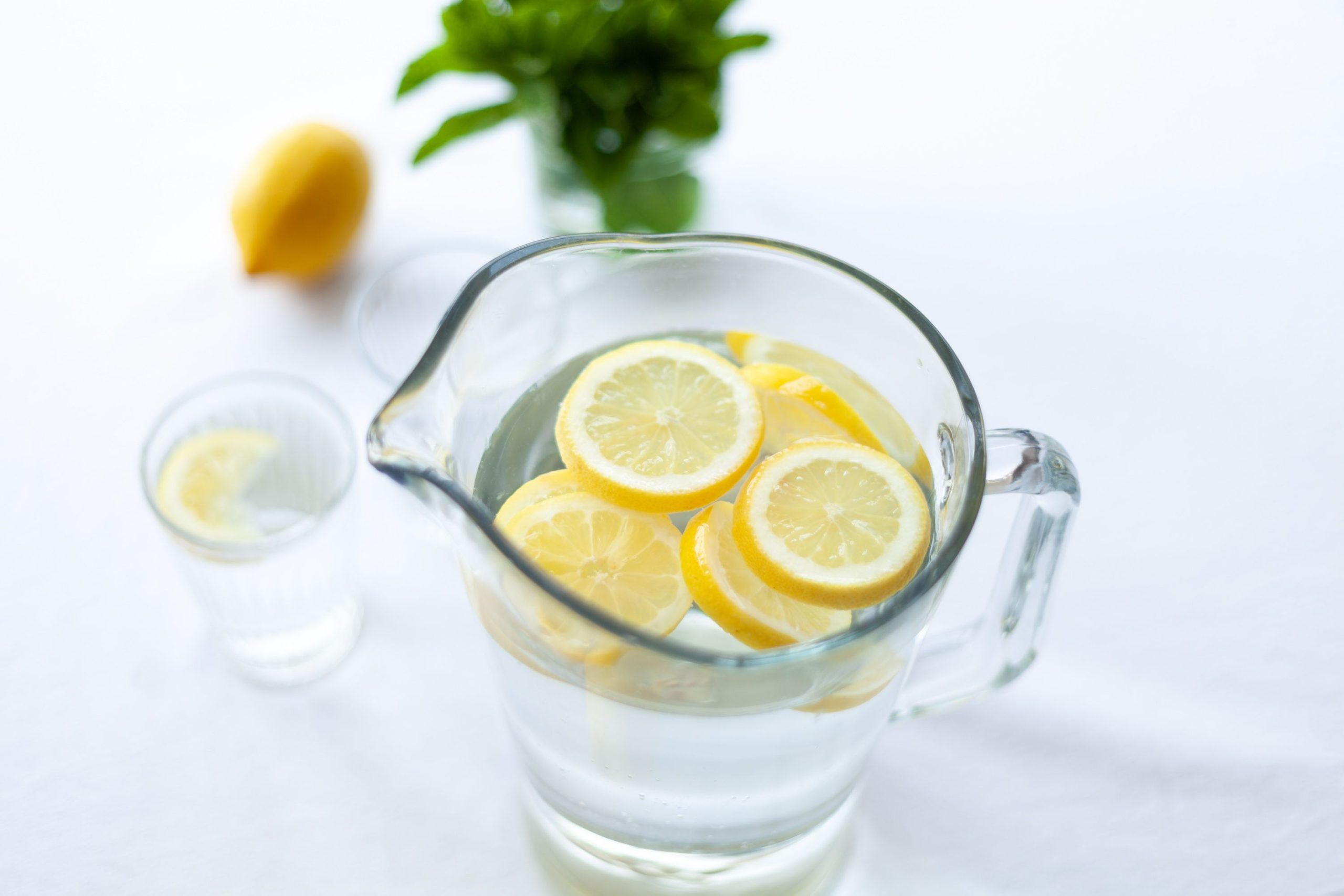 Apa cu lămâie ar putea stimula unele procese digestive. Foto: pexels.com