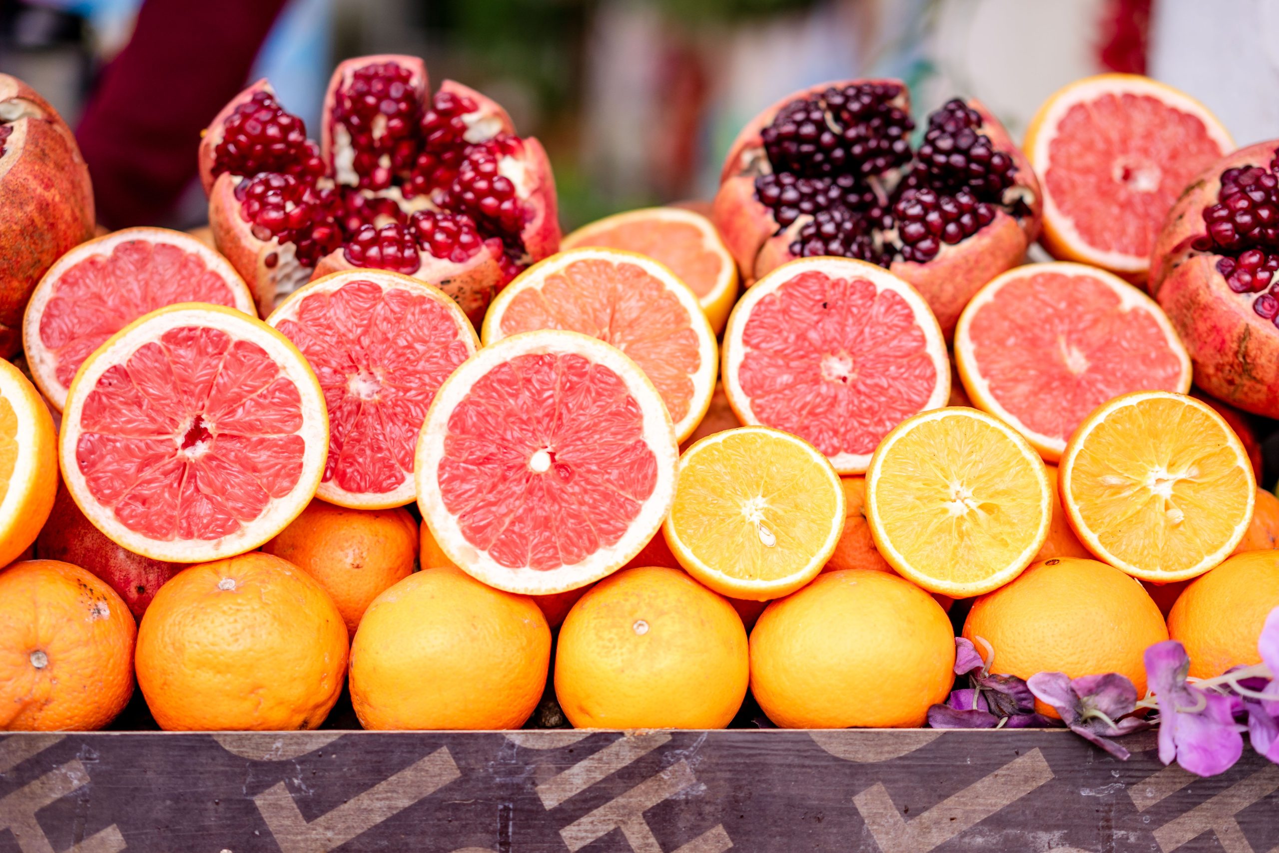 Portocalele furnizează mai multă vitamina C și folat, în timp ce grepfrutul roz și roșu conține betacaroten. Foto: pexels.com
